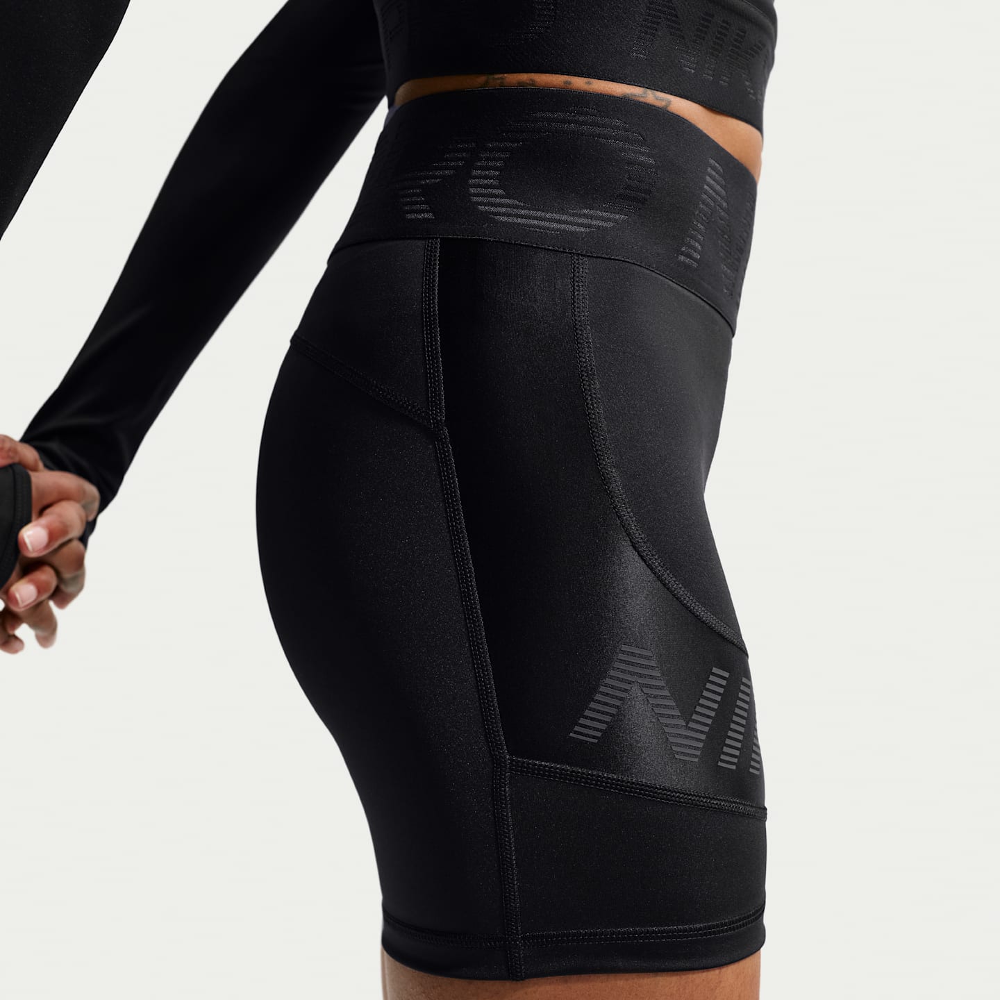Женские байкерские шорты Nike Pro Sculpt Dri-FIT 5" с высокой талией, цвет: Чёрный / Антрацитовый — фото 3
