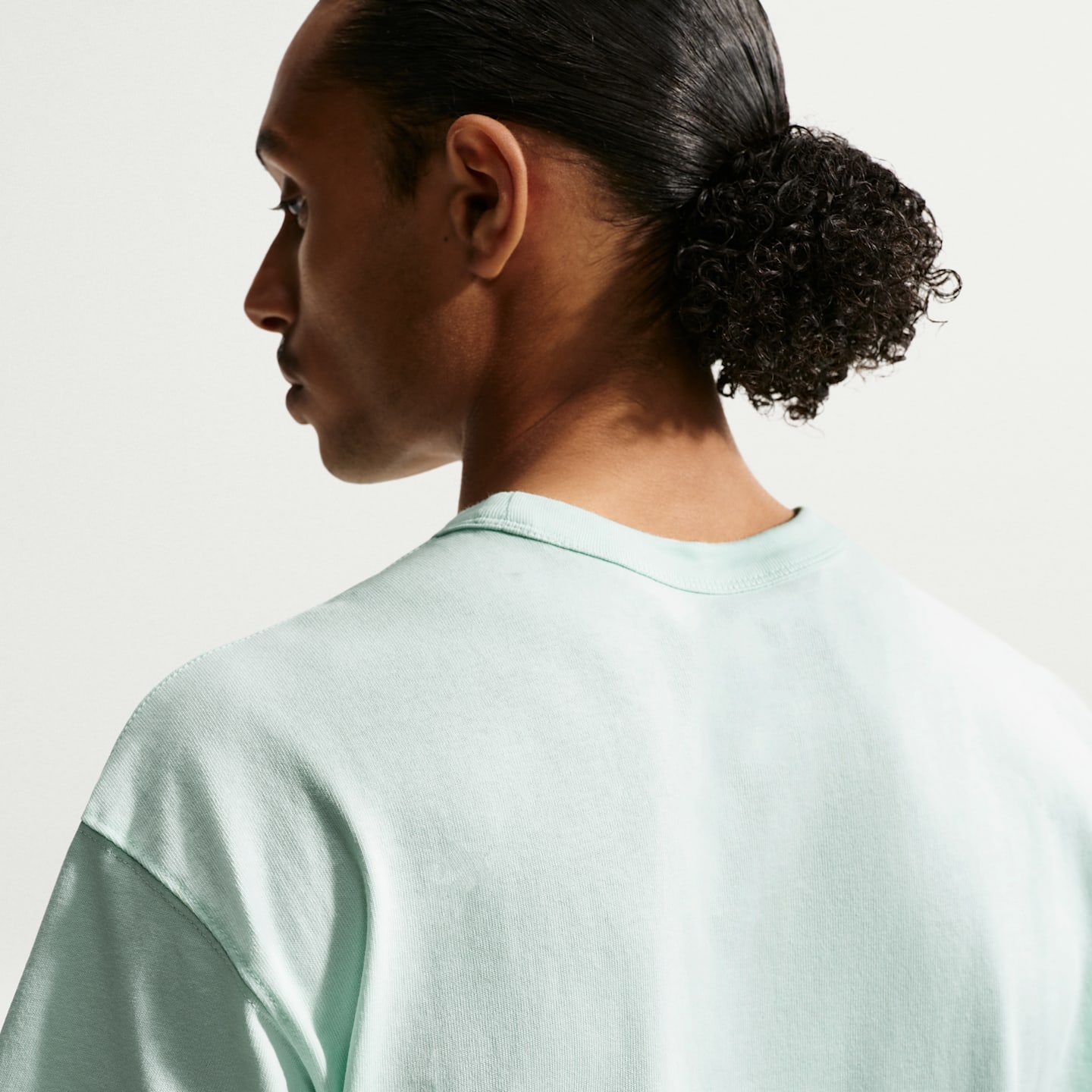 Мужская футболка Nike Sportswear Premium Essentials, цвет: Зелёный — фото 2
