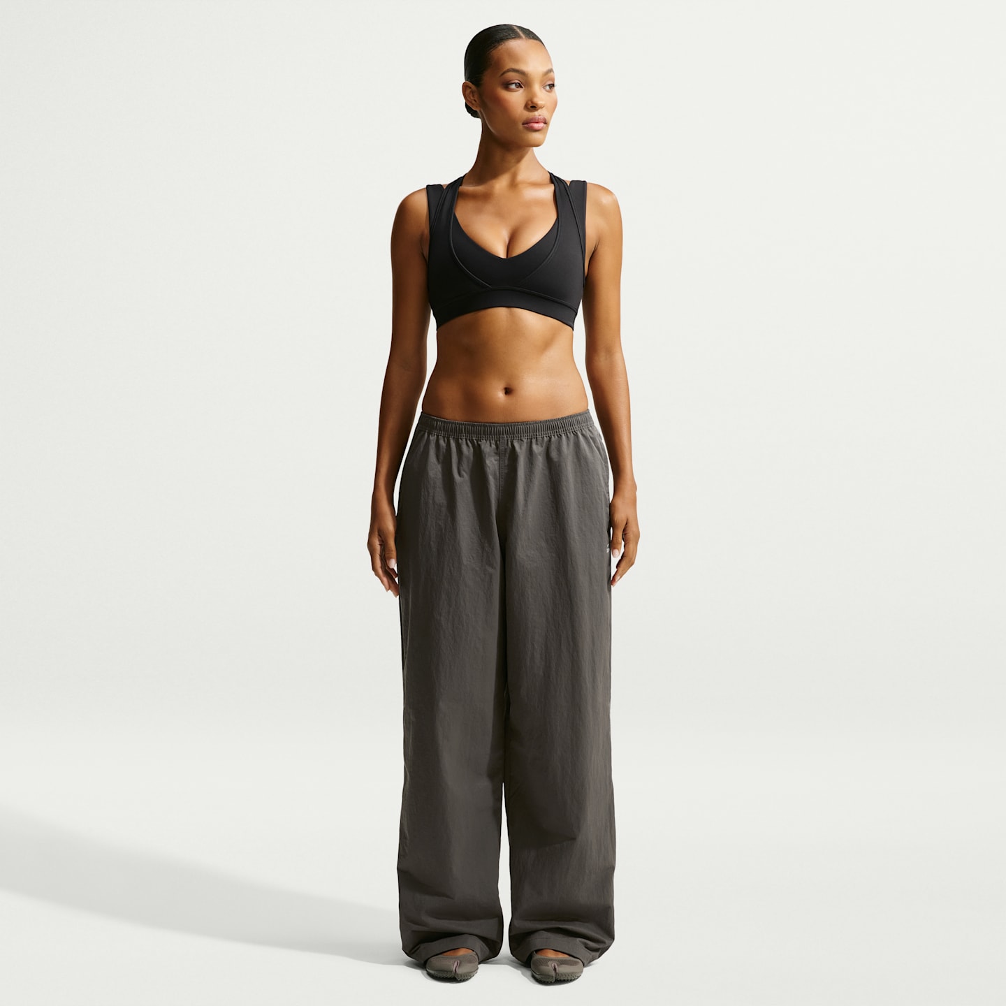 Женские спортивные бра NikeSKIMS Matte Double-Layer Plunge Bra, цвет: Обсидиановый — фото 4