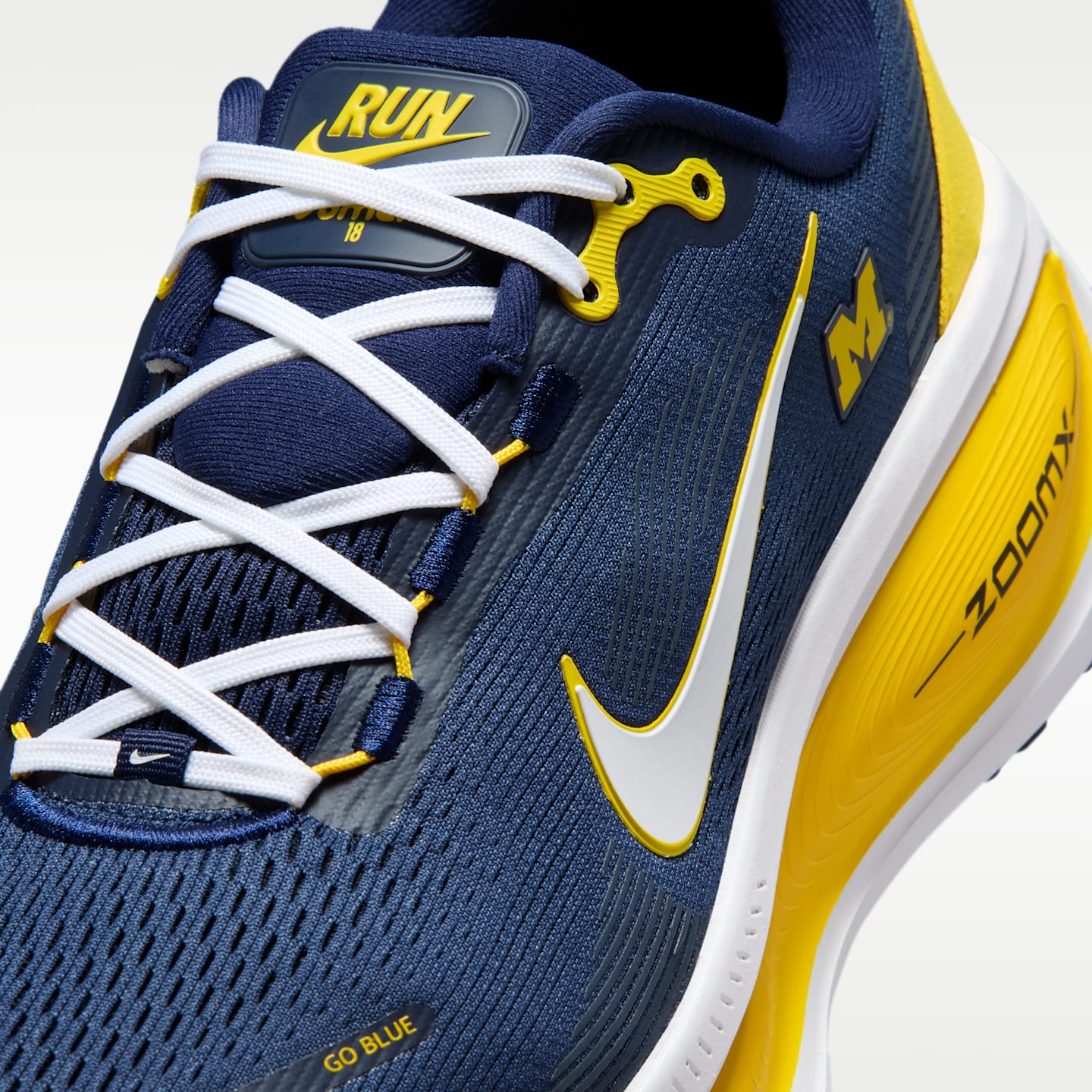 Мужские кроссовки Nike College Vomero 18 (Michigan) Road Running, цвет: Тёмно-синий / Белый — фото 7