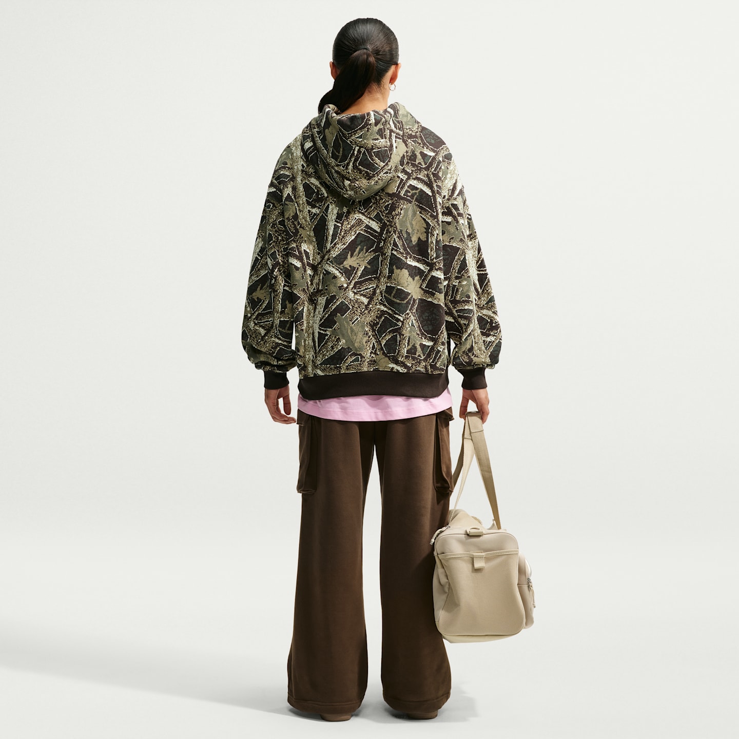 Женское худи Nike Studio Fleece Medium Weight Oversized Pullover, цвет: Камуфляжный зелёный / Розовый — фото 5