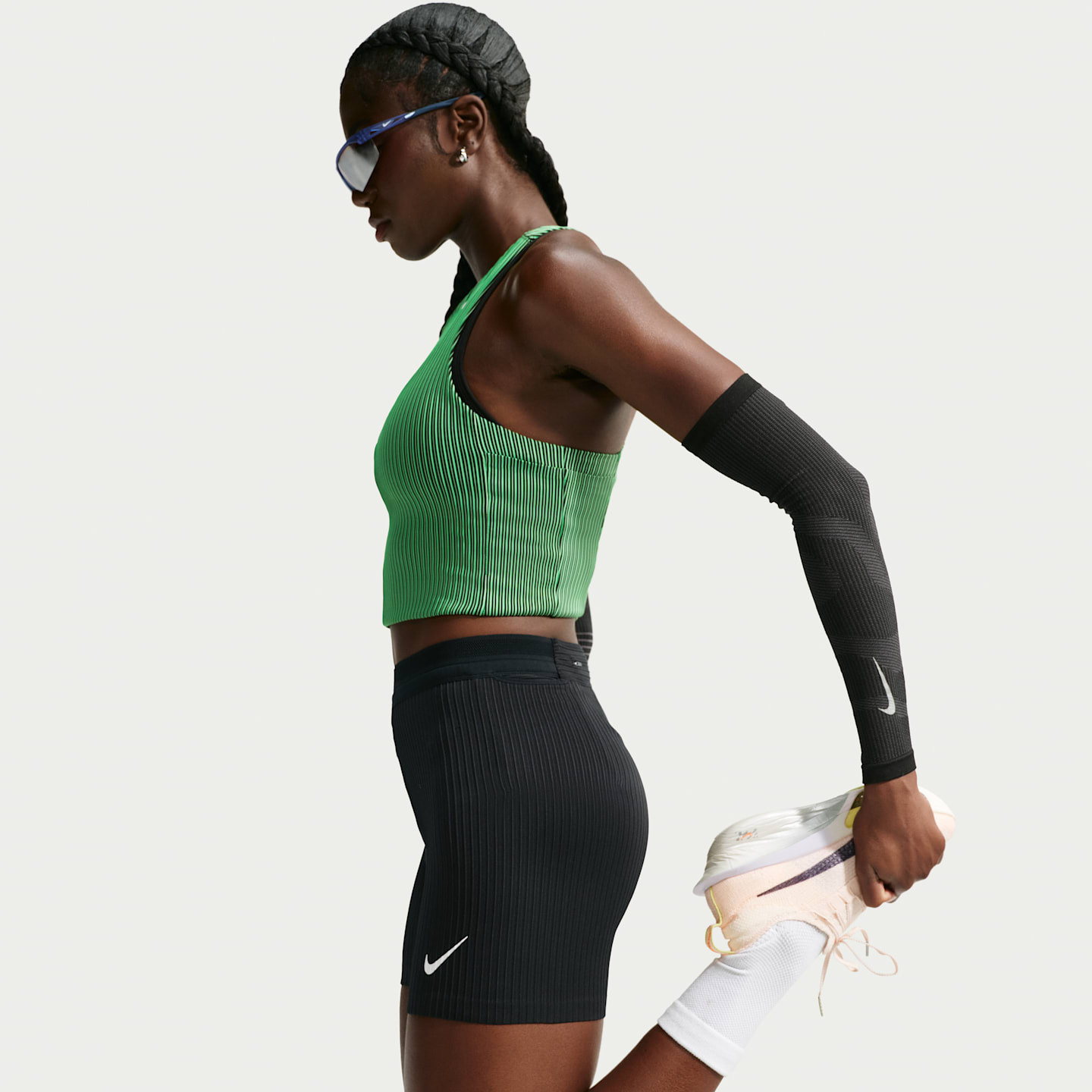 Женские облегающие беговые шорты Nike AeroSwift Dri-FIT ADV, цвет: Чёрный / Белый — фото 4