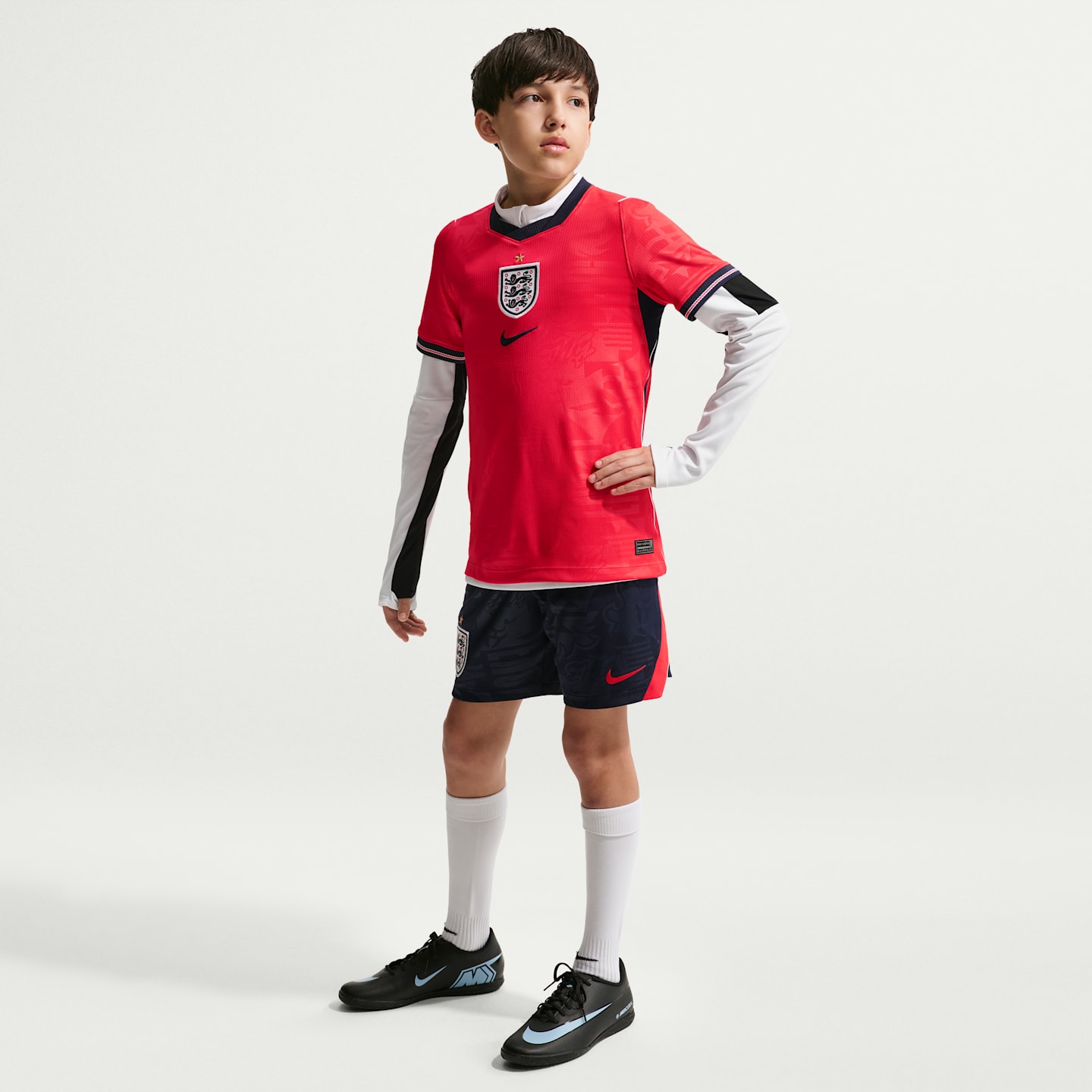 Детский топ Nike England National Team 2026 Stadium Home Big Kids' Dri-FIT Soccer Jersey, цвет: Красный / Обсидиановый — фото 7
