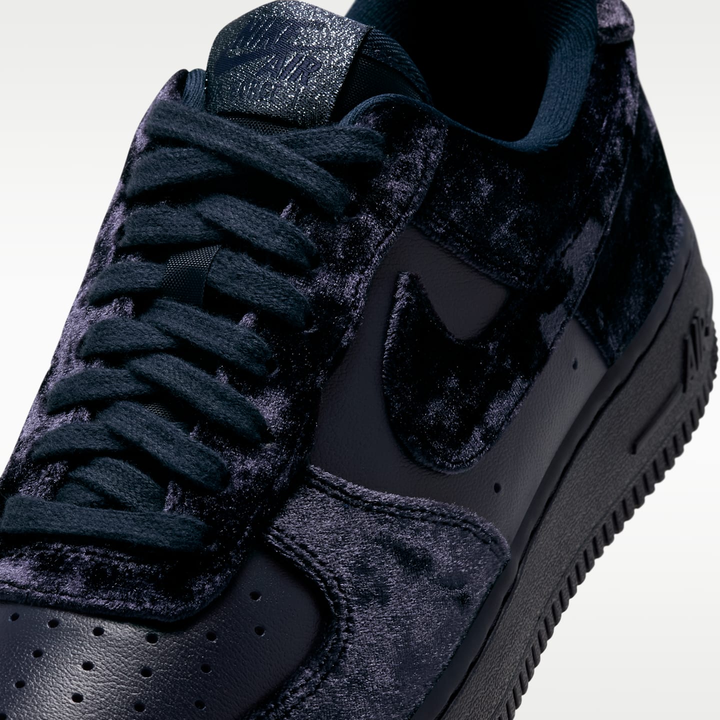 Женские кроссовки Nike Air Force 1 '07 SE Velvet, цвет: Обсидиановый / Чёрный — фото 7