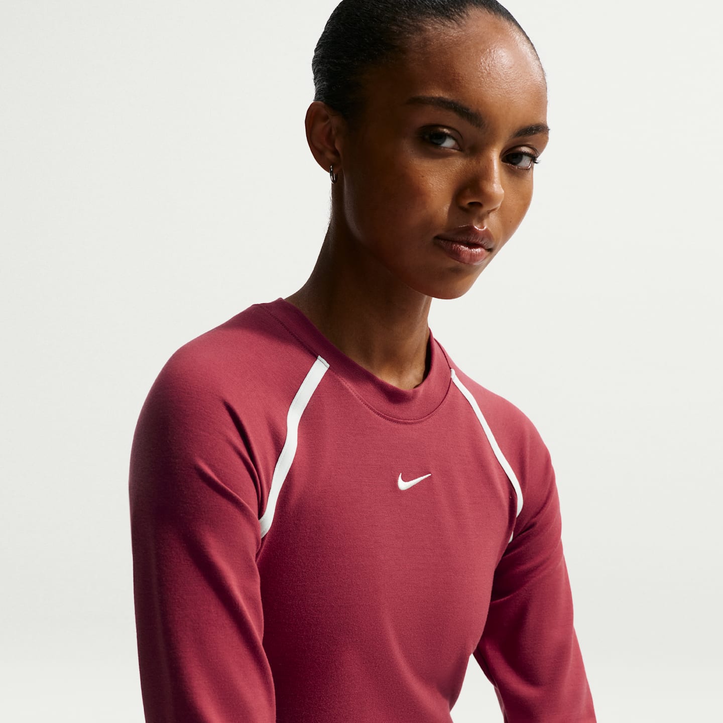 Женский облегающий укороченный топ Nike Sportswear с длинным рукавом, цвет: Малиновый / Меловой — фото 1