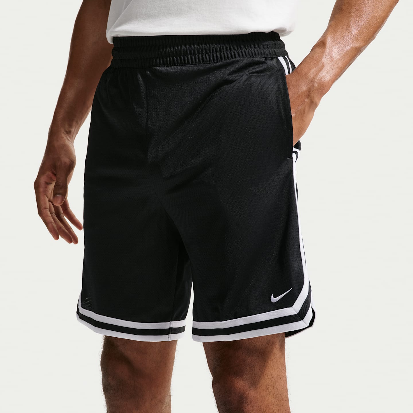 Мужские баскетбольные шорты Nike DNA Dri-FIT, цвет: Чёрный / Белый — фото 2