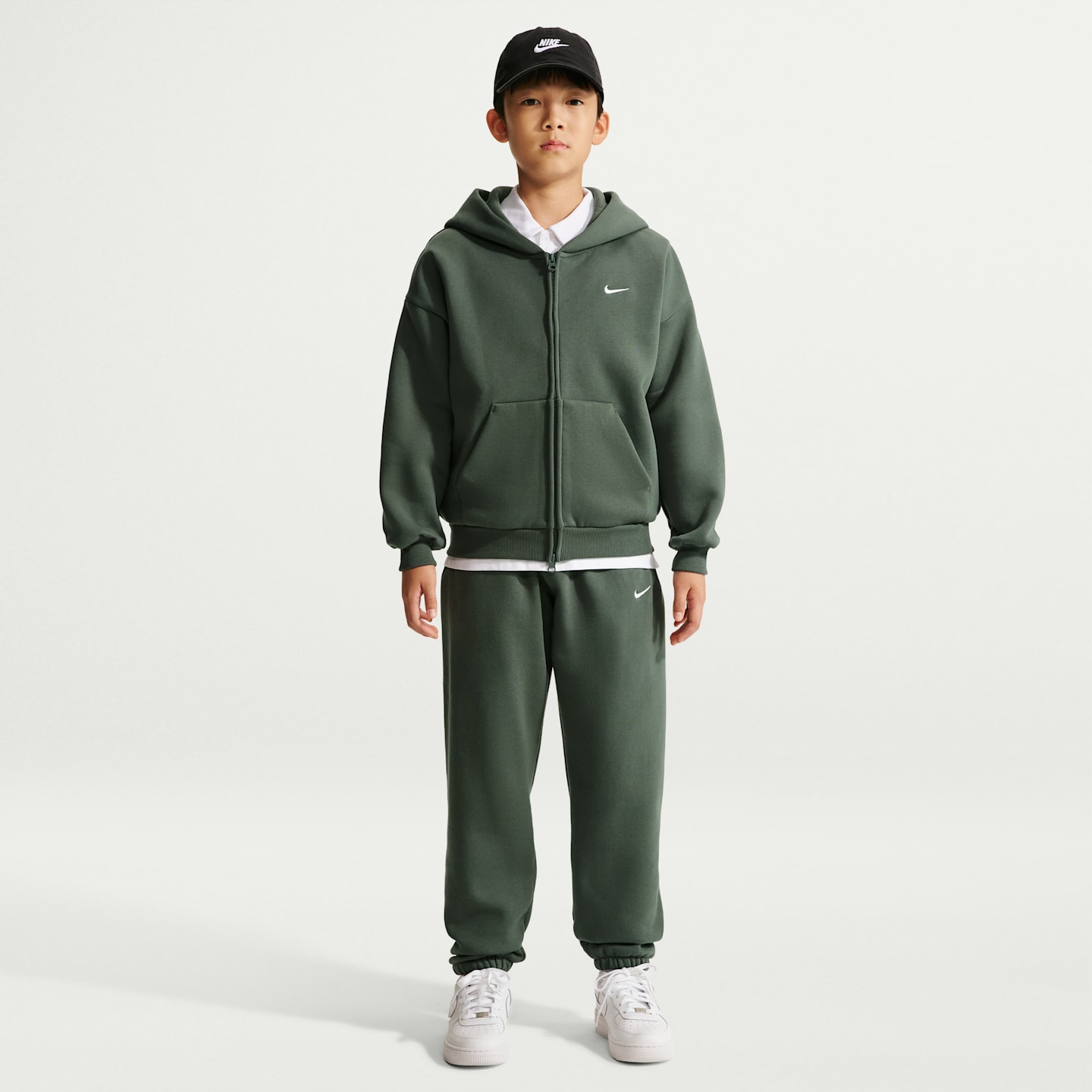 Детское флисовое худи на молнии Nike Sportswear Solo Swoosh, цвет: Камуфляжный зелёный / Молочный — фото 4