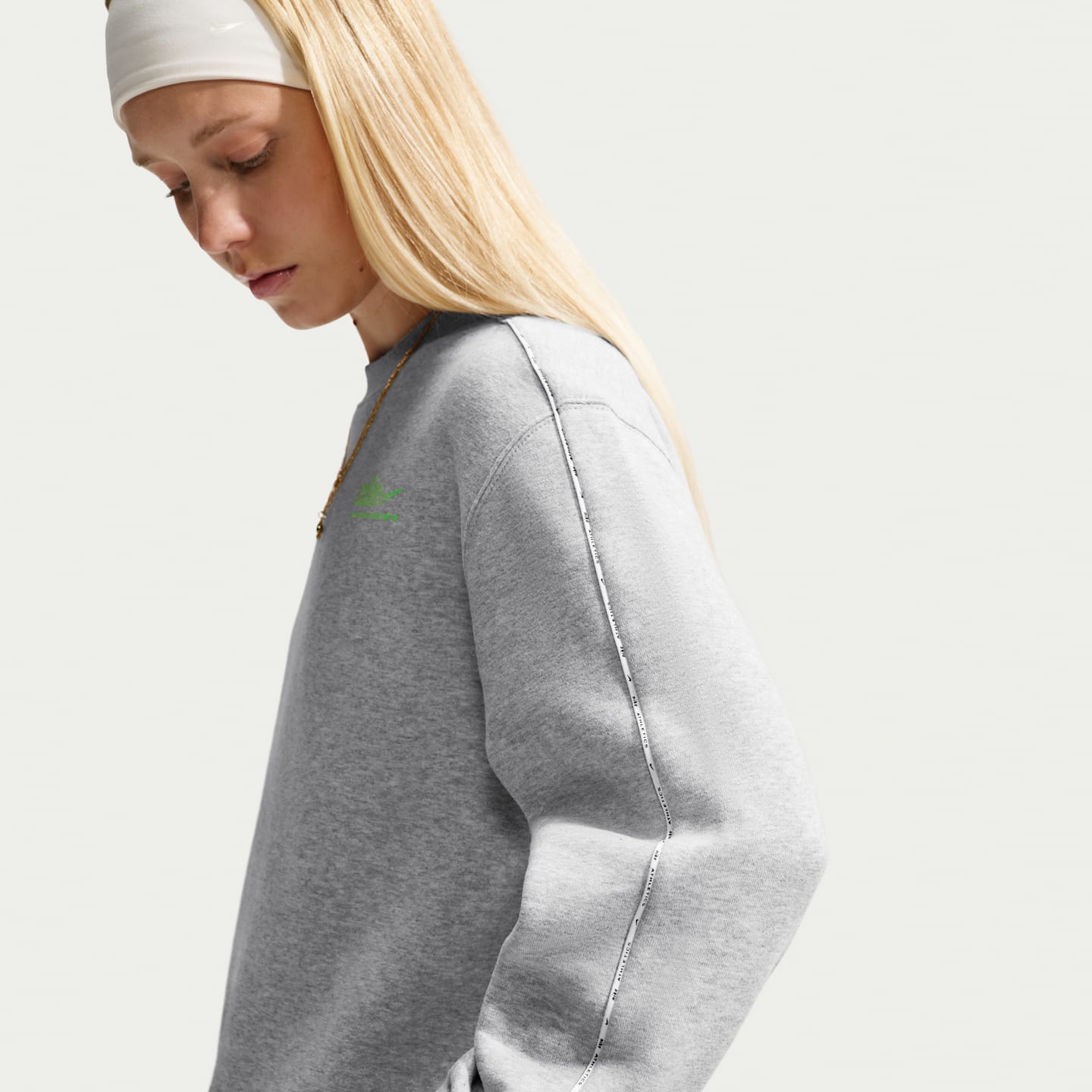 Женский свитшот Nike Studio Fleece Graphic Pack Athletic Department средней плотности, цвет: Серый меланжевый / Зелёный — фото 1
