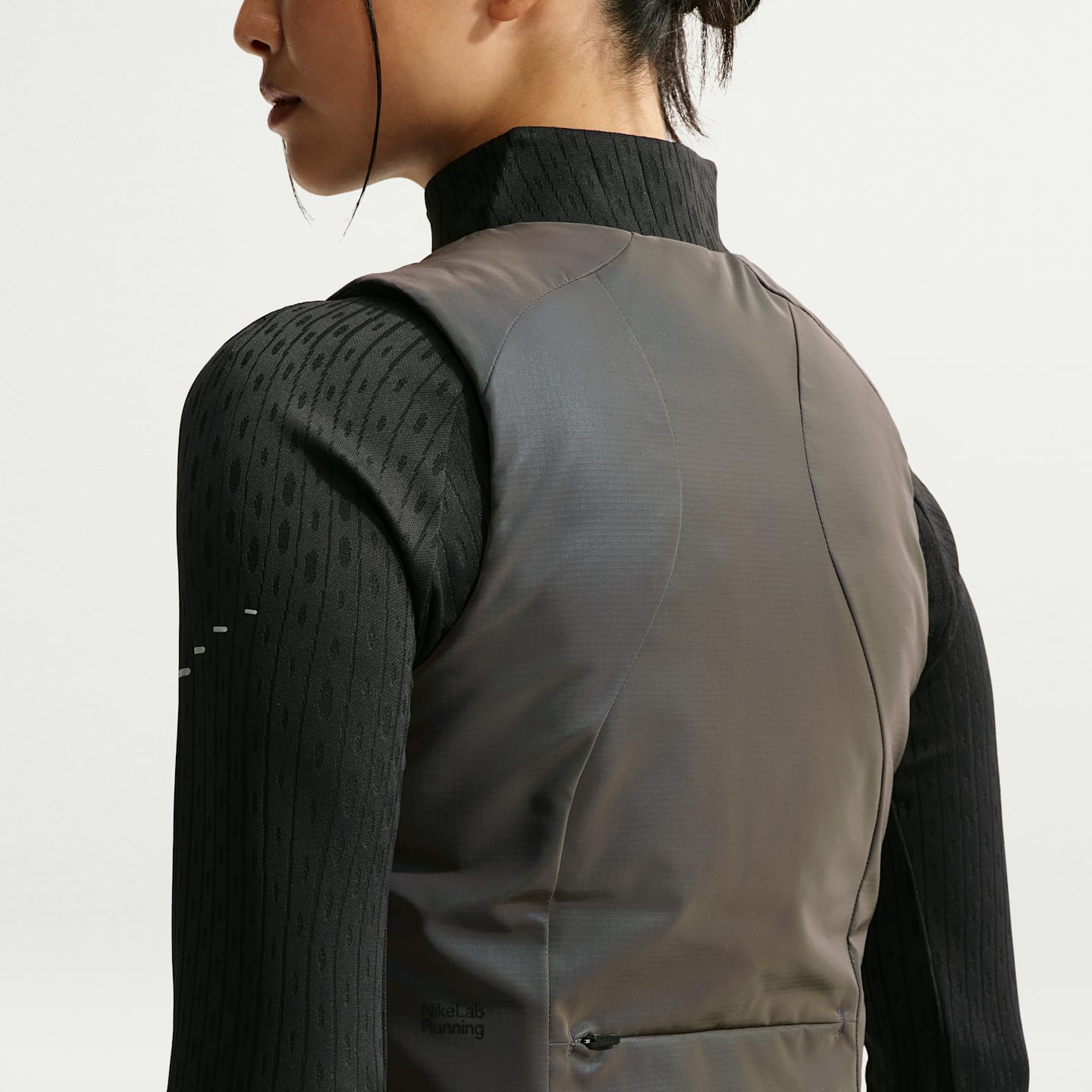 Женский жилет NikeLab Running Flash Therma-FIT Vest, цвет: Разноцветный / Чёрный — фото 2