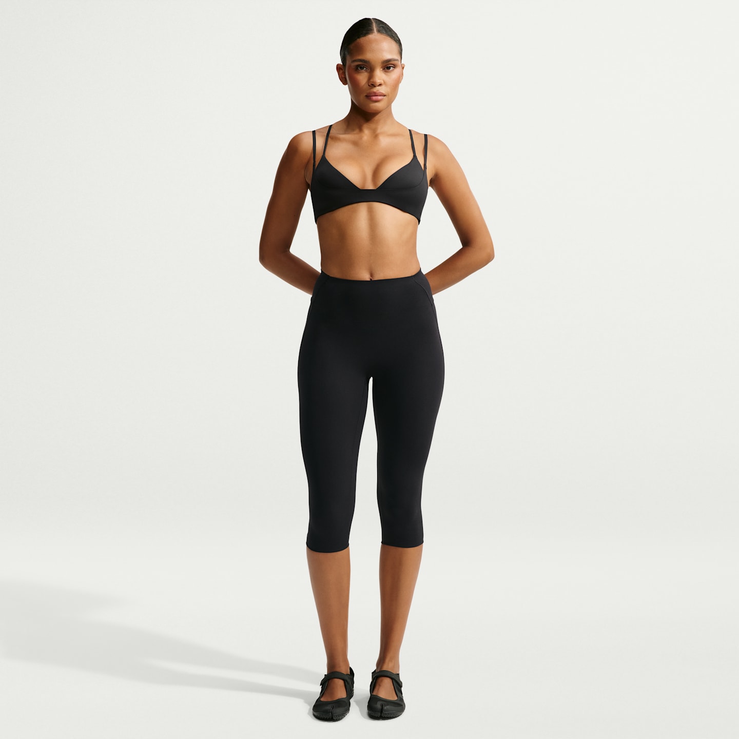 Женские спортивные бра NikeSKIMS Matte Double-Strap Triangle Bra, цвет: Обсидиановый — фото 4