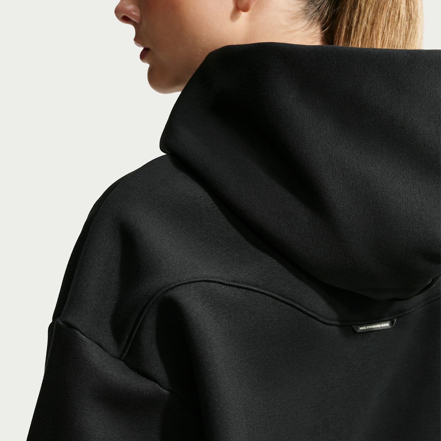 Женское баскетбольное худи-пуловер Nike Standard Issue с начёсом, цвет: Чёрный / Бледная слоновая кость — фото 2