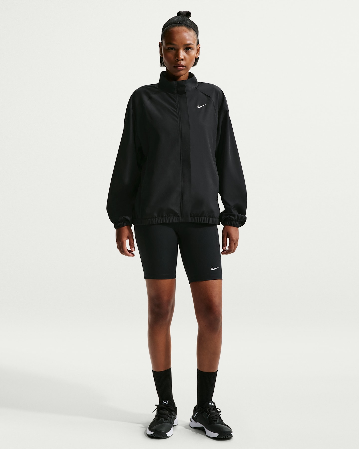 Женские байкерские шорты Nike One 8" с высокой талией и карманами, цвет: Чёрный / Белый — фото 7