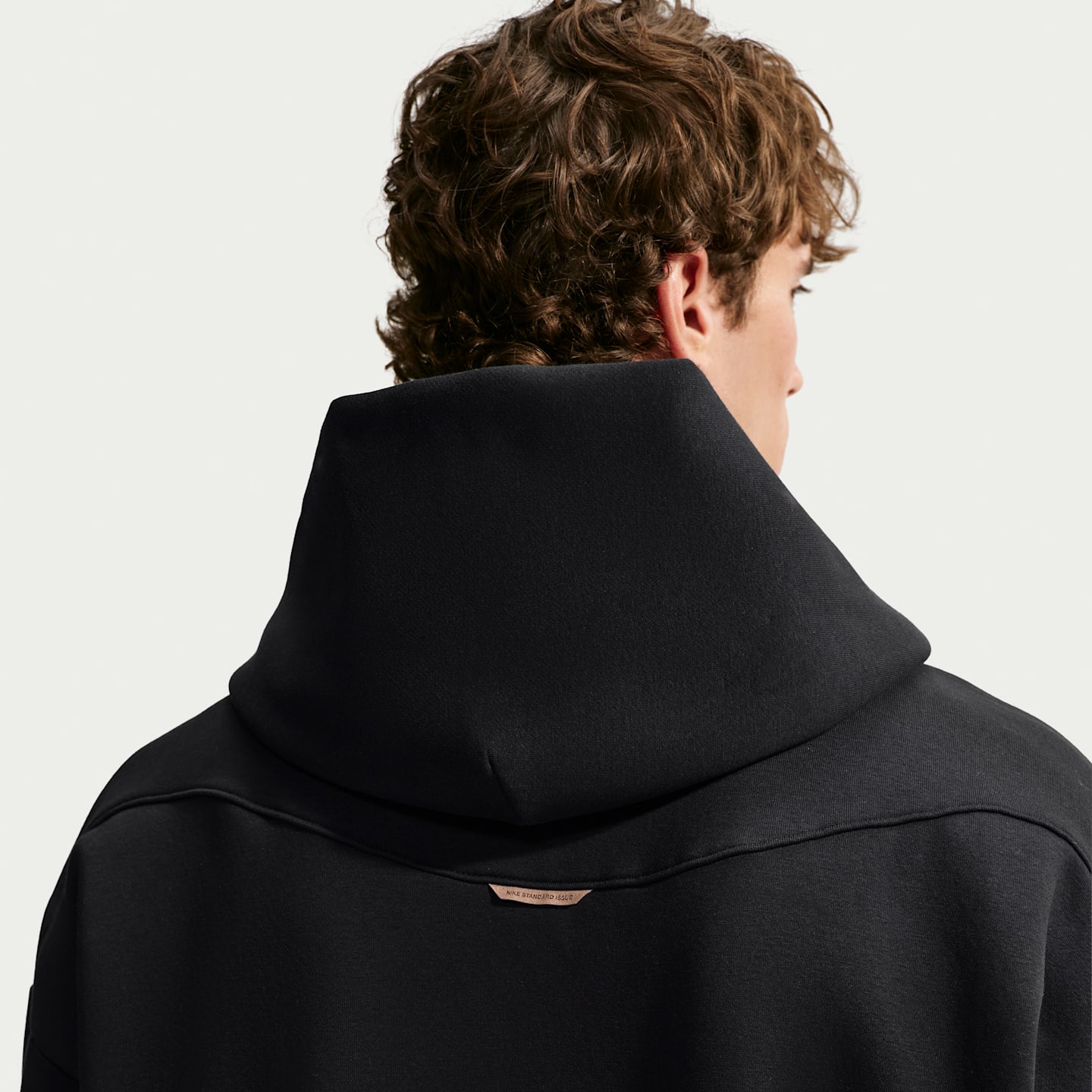 Мужское худи Nike Caitlin Clark Therma-FIT Brushed Pullover Basketball, цвет: Чёрный / Бледная слоновая кость — фото 2