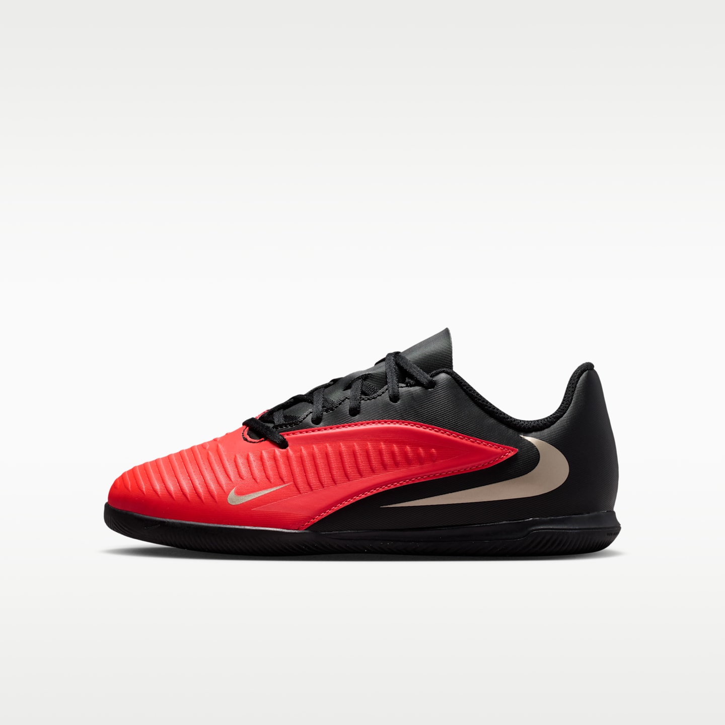 Детские кроссовки Nike Jr. Phantom 6 Low Club Indoor/Court Soccer, цвет: Яркий малиновый / Чёрный — фото 1