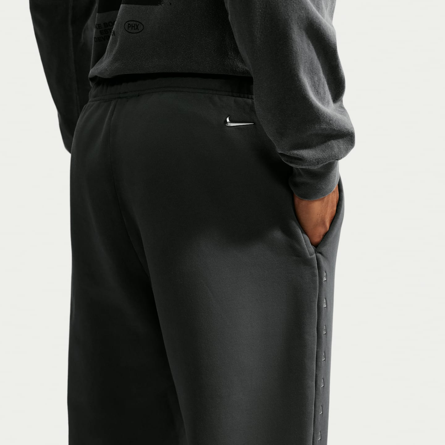 Мужские флисовые баскетбольные брюки Nike Ja Standard Issue Therma-FIT, цвет: Чёрный еловый / Ледяной серебряный — фото 3