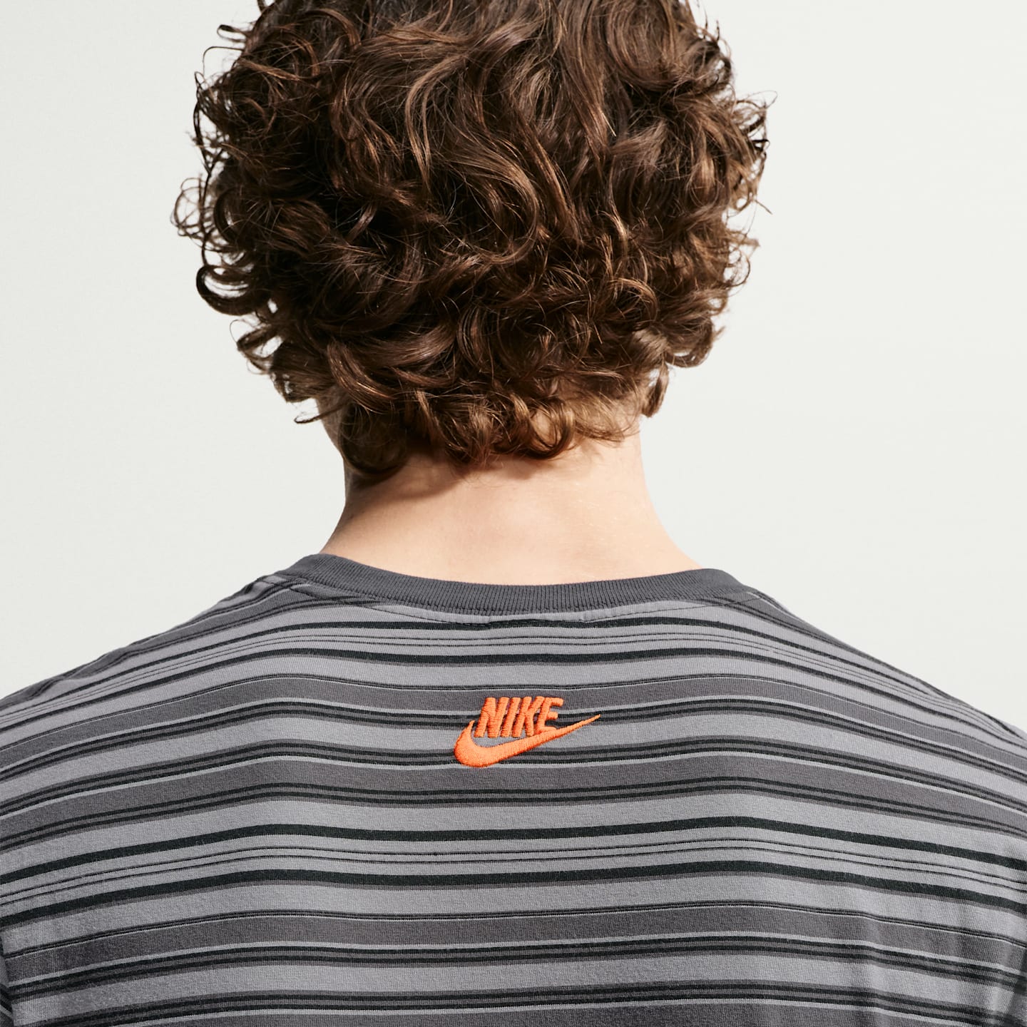 Мужская футболка Nike Sportswear в полоску, цвет: Тёмный дымчатый серый — фото 2
