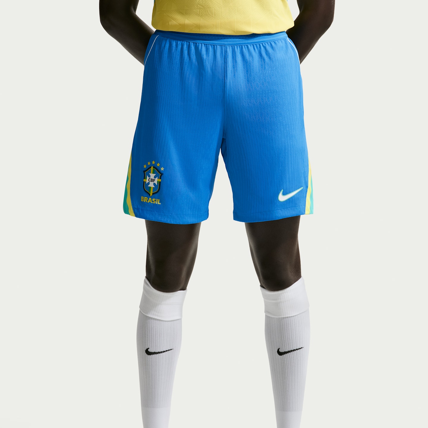 Мужские футбольные шорты Nike Brazil 2026 Match Home Aero-FIT Authentic, цвет: Светлый синий / Белый — фото 2