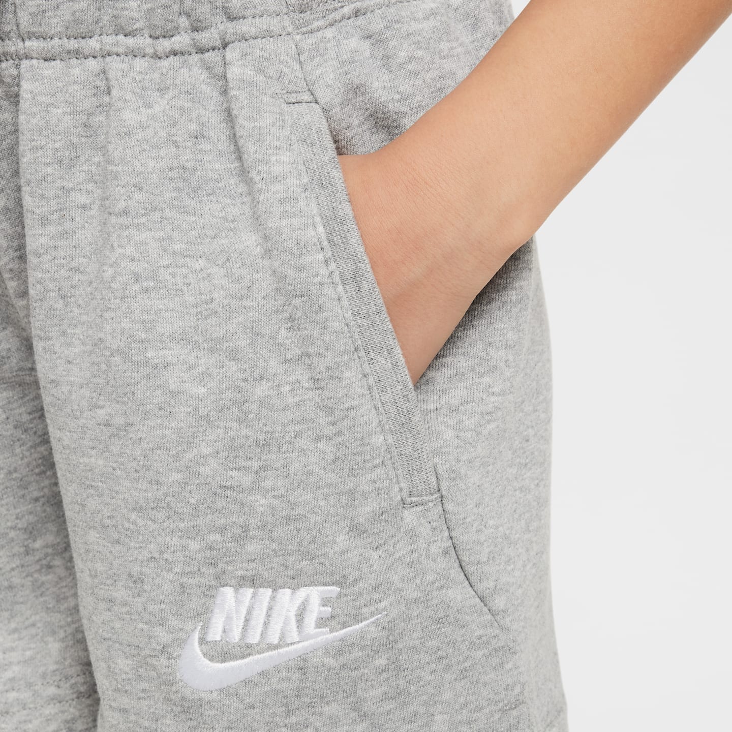Детские шорты для девочек Nike Sportswear Club из френч терри, цвет: Серый меланжевый / Белый — фото 5