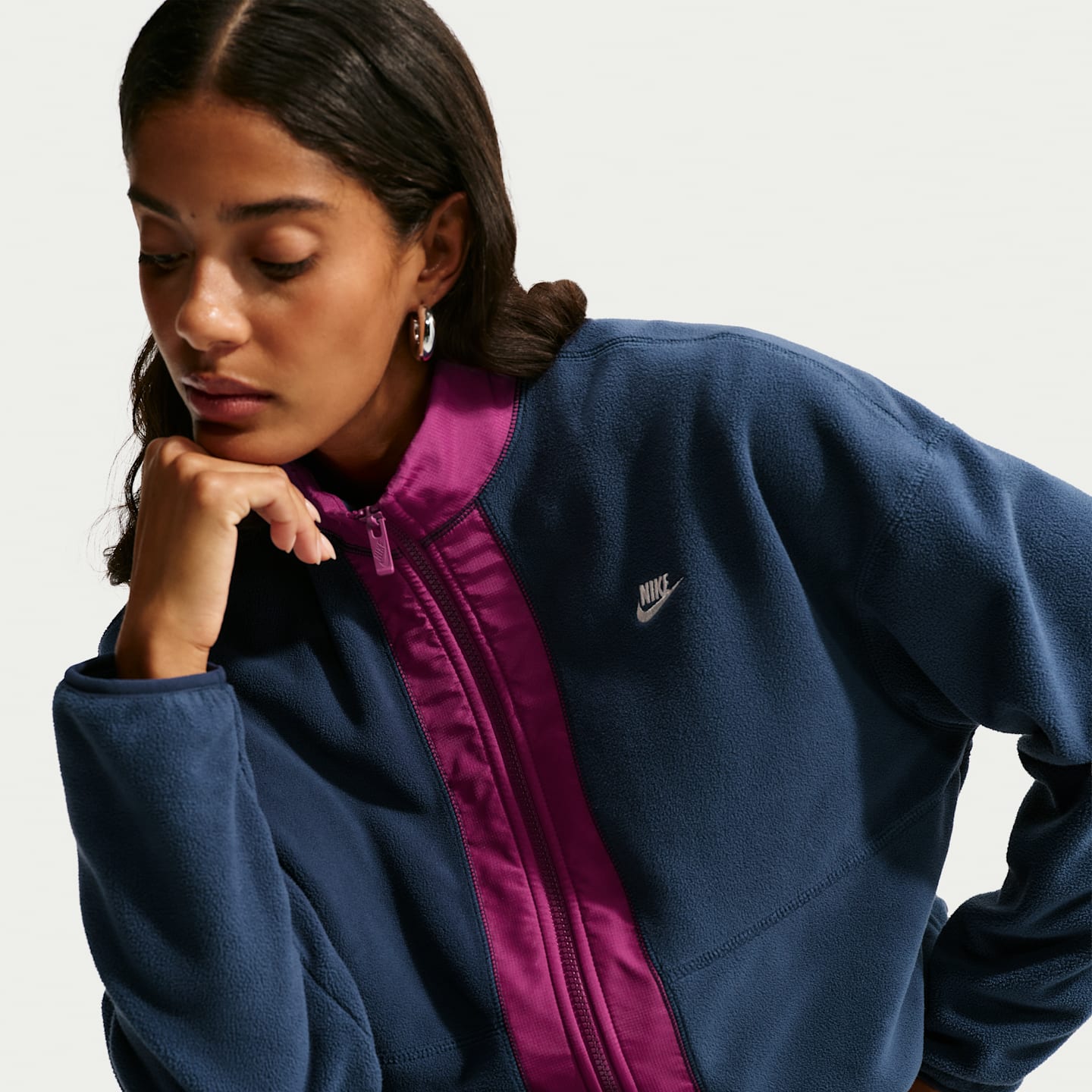 Женский свободный свитшот Nike Sportswear Therma-FIT на молнии, цвет: Тёмно-синий / Ягодный — фото 3