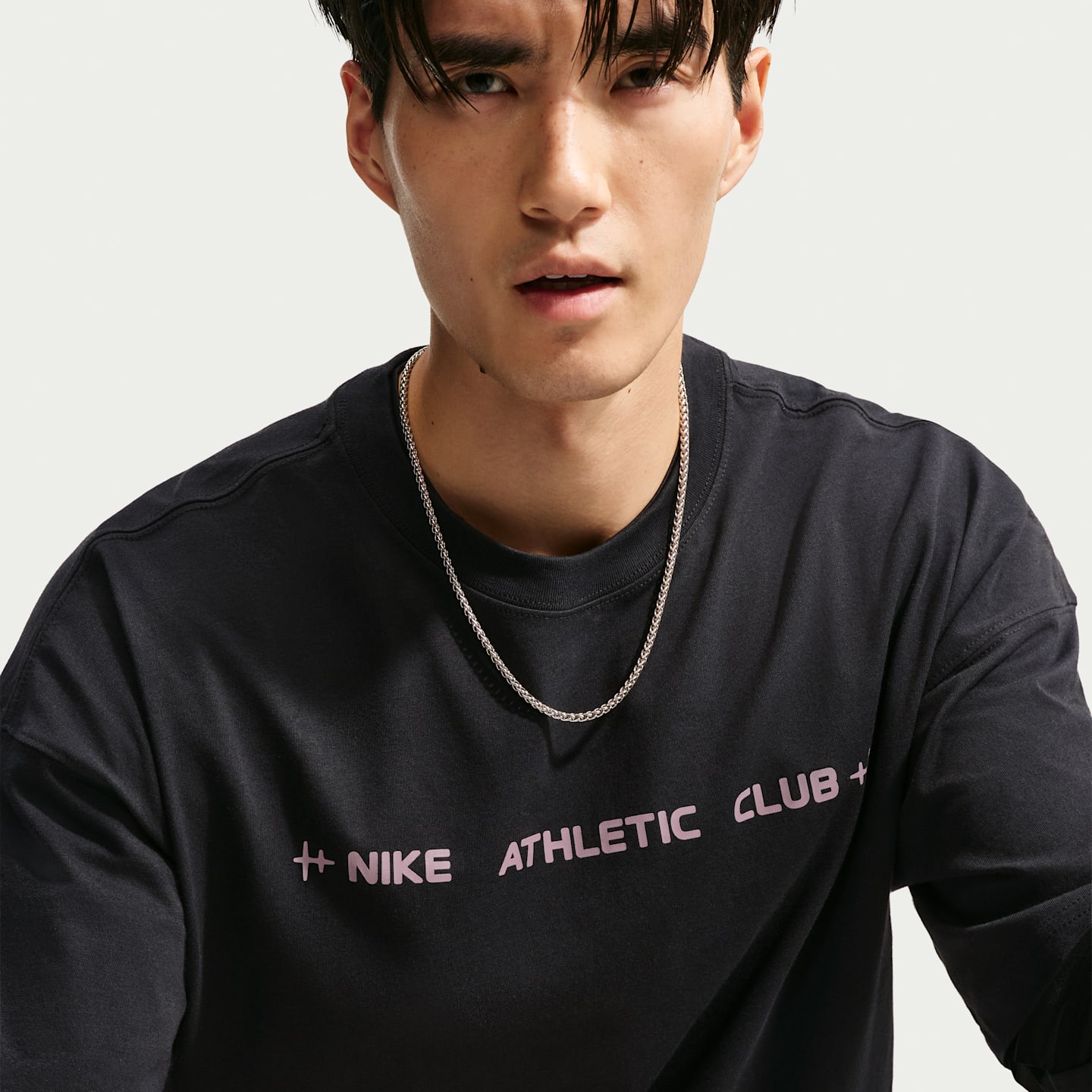 Мужская футболка Nike N.A.C. оверсайз, цвет: Чёрный / Фиолетовый — фото 3