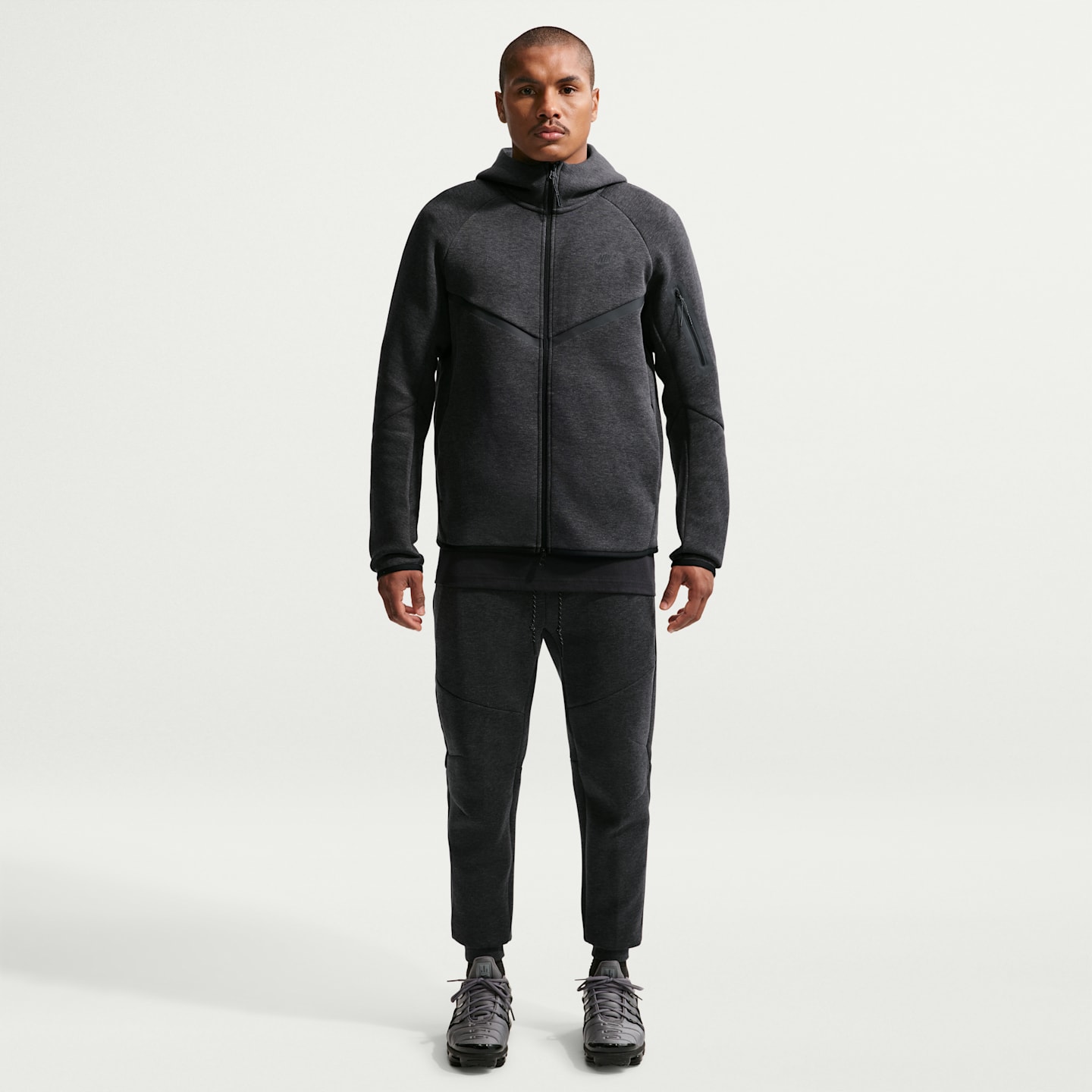 Мужские брюки Nike Tech Fleece, цвет: Чёрный меланжевый / Чёрный — фото 1
