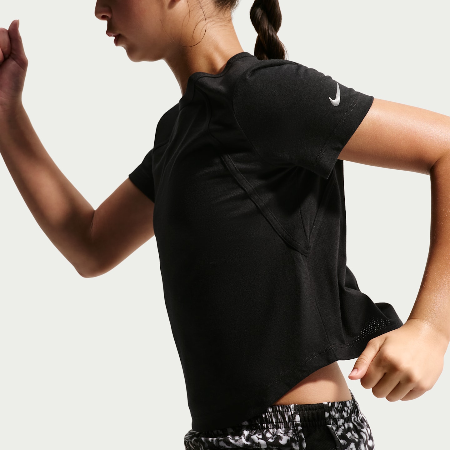 Детская футболка Nike Tempo Dri-FIT для девочек, цвет: Чёрный / Белый — фото 3