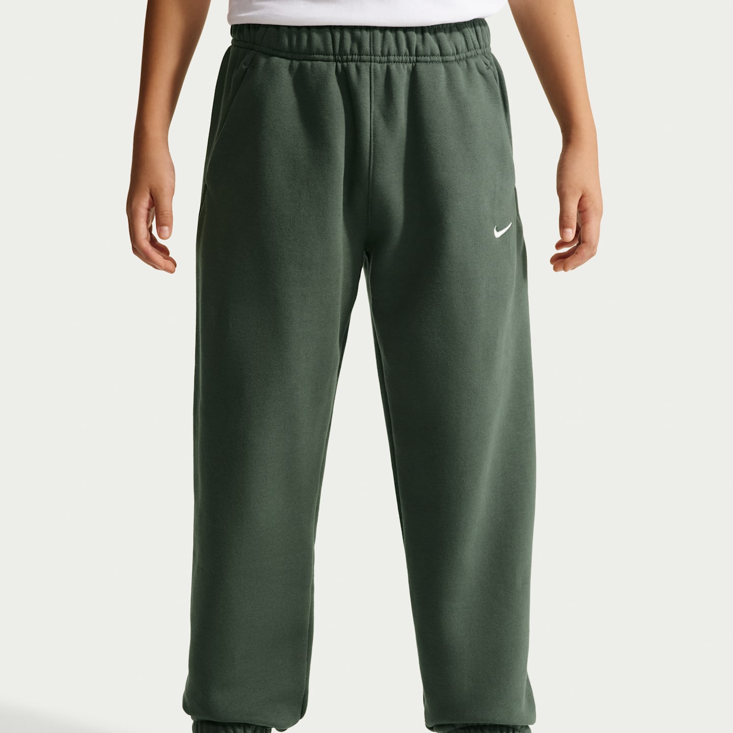 Детские флисовые брюки Nike Solo Swoosh с манжетами, цвет: Камуфляжный зелёный / Молочный — фото 3
