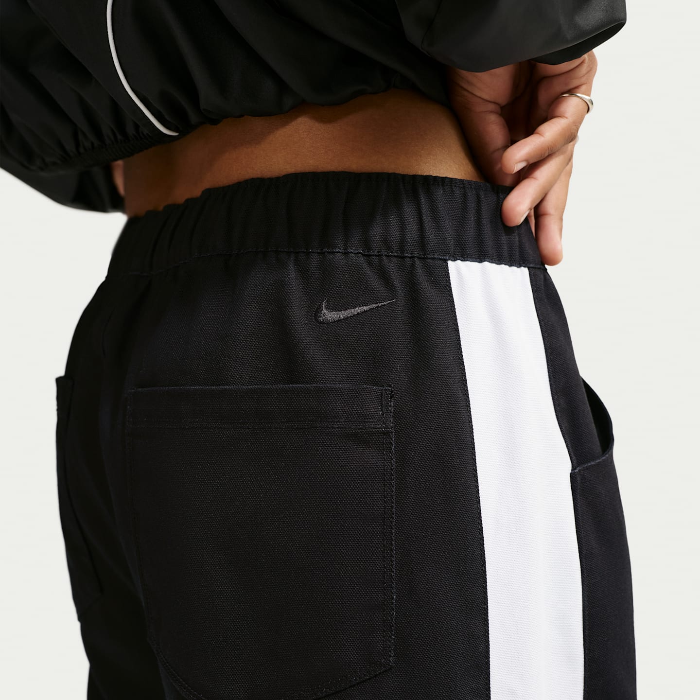 Женские свободные брюки Nike Sportswear с низкой посадкой, цвет: Чёрный / Белый — фото 3