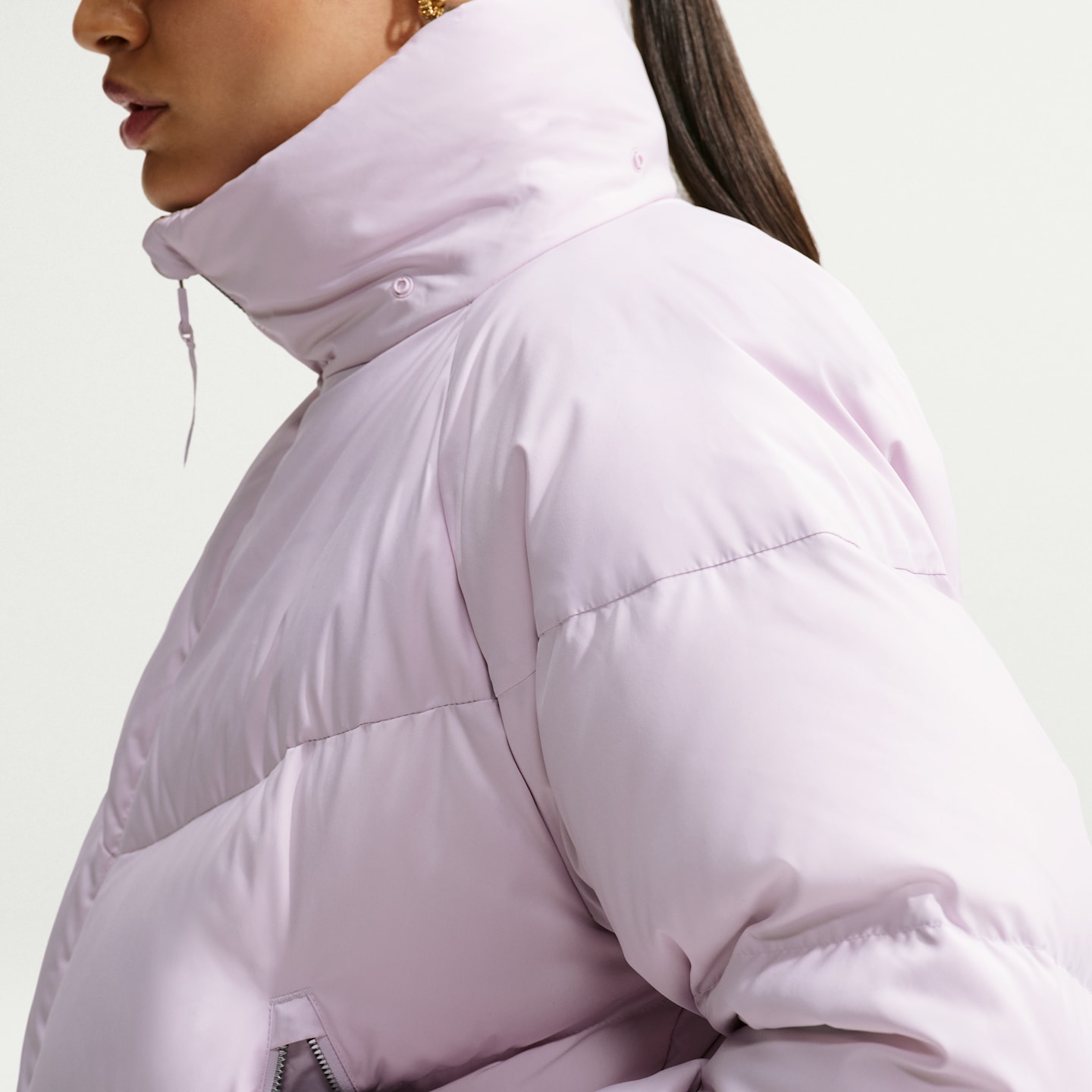 Женская куртка Nike Sportswear Windpuffer Loose Storm-FIT Down, цвет: Выбеленный сиреневый / Ягодный — фото 2