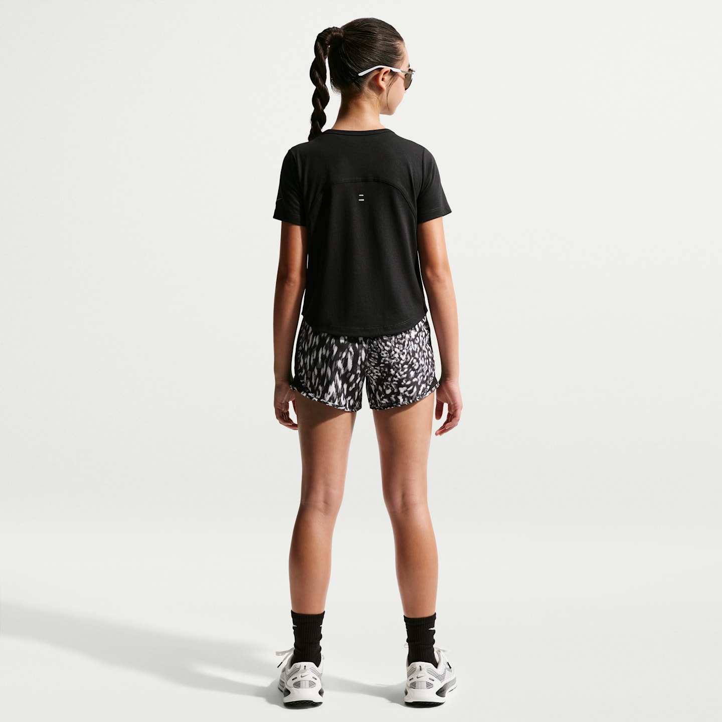 Детская футболка Nike Tempo Dri-FIT для девочек, цвет: Чёрный / Белый — фото 5
