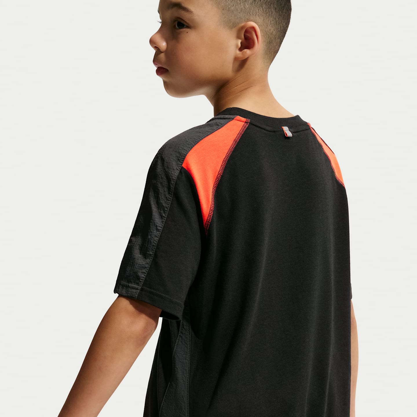 Детский топ Nike Sportswear City Utility с коротким рукавом, цвет: Чёрный / Антрацитовый — фото 2