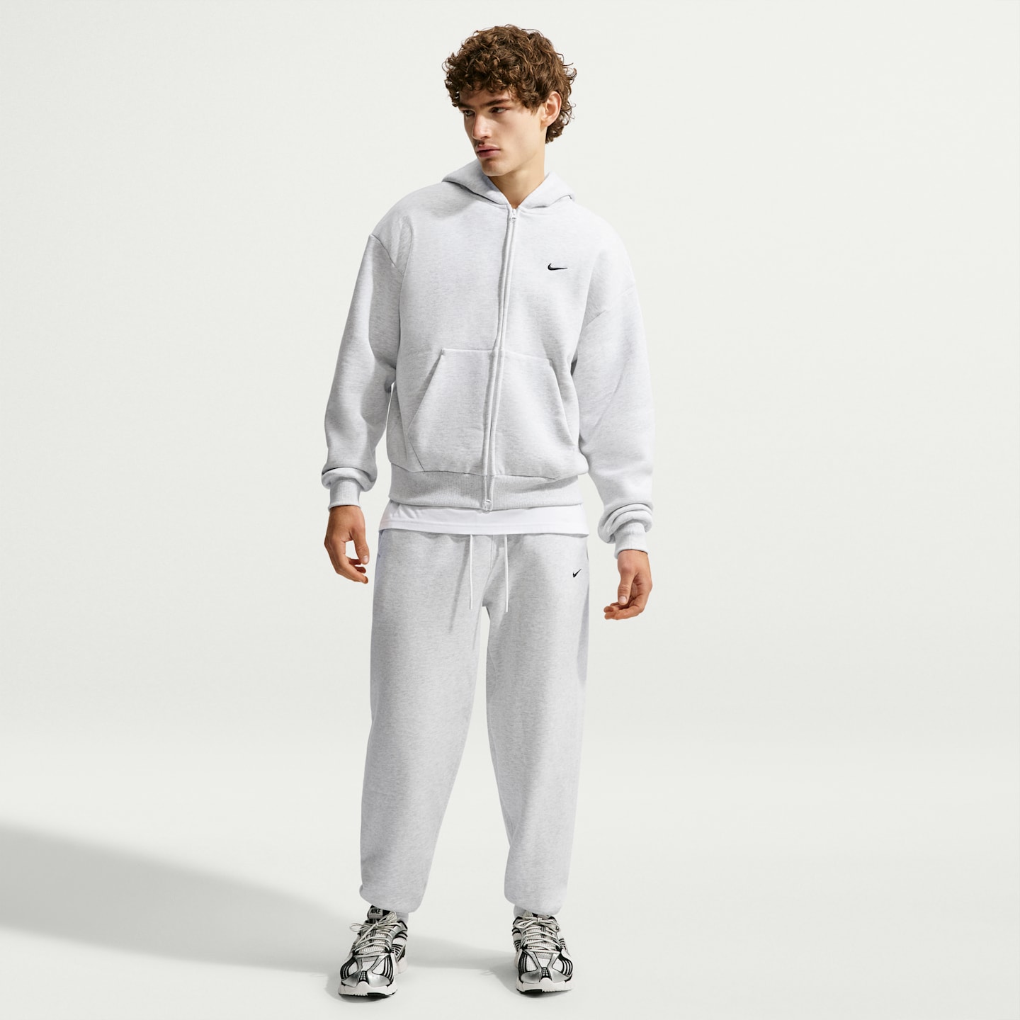Мужское флисовое худи на молнии Nike Solo, цвет: Берёзовый меланжевый / Чёрный — фото 4