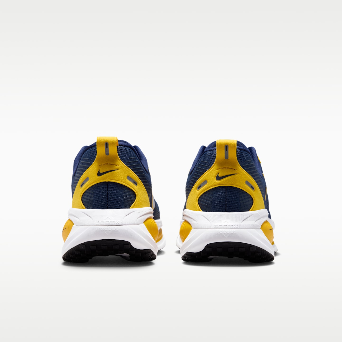 Мужские кроссовки Nike College Vomero 18 (Michigan) Road Running, цвет: Тёмно-синий / Белый — фото 6