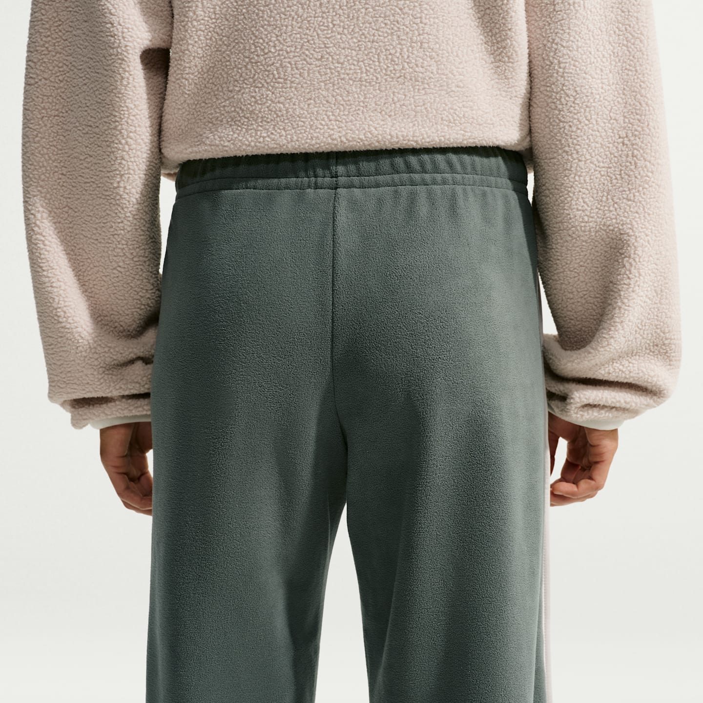 Женские брюки Nike Sportswear Therma-FIT со средней посадкой и открытым низом, цвет: Камуфляжный зелёный / Кремовый — фото 3