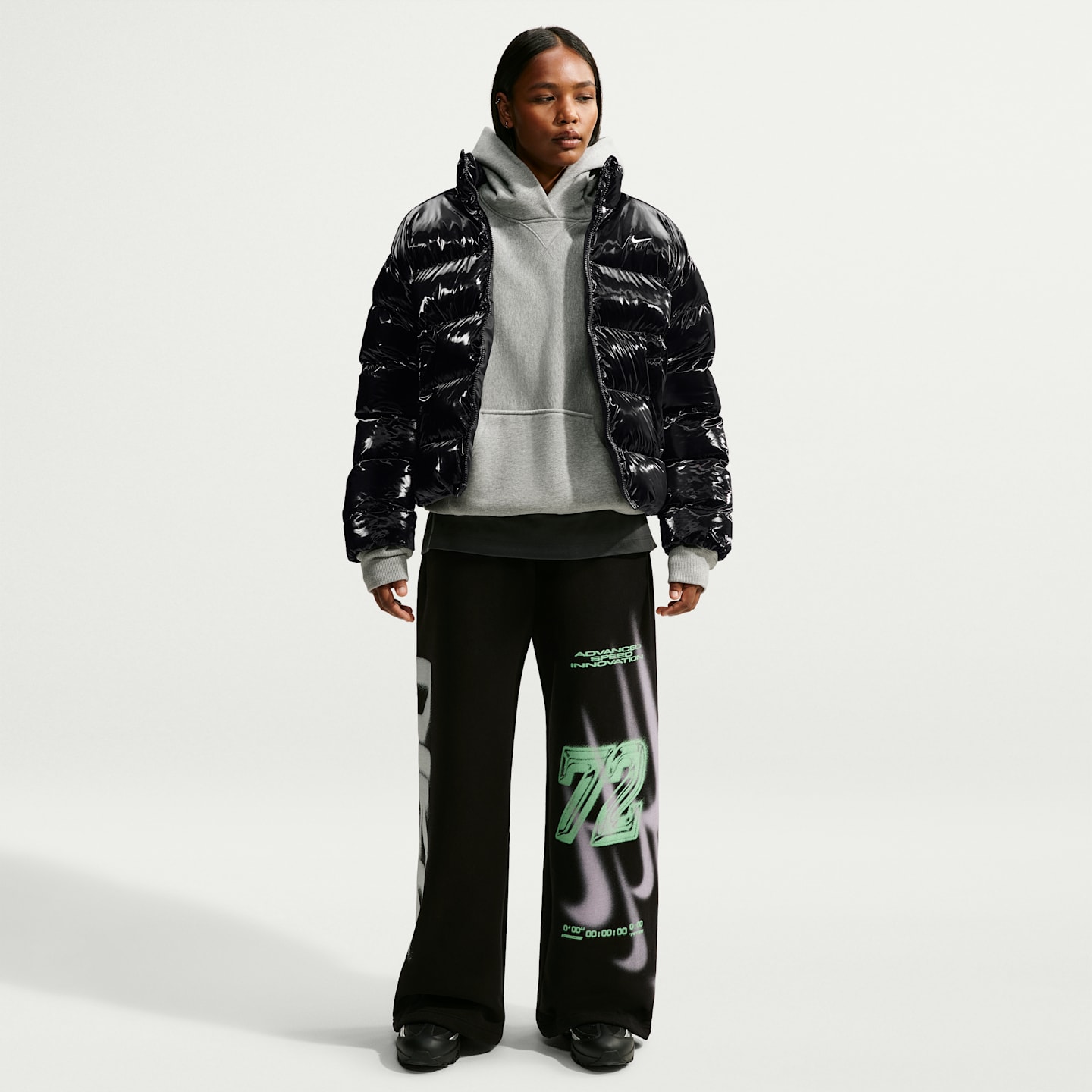 Женская свободная куртка Nike Sportswear Classic Gleamy Therma-FIT, цвет: Чёрный / Молочный — фото 4