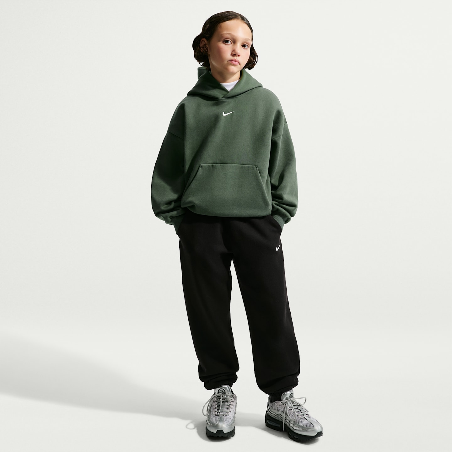 Детское флисовое худи-пуловер Nike Solo Swoosh, цвет: Камуфляжный зелёный / Молочный — фото 6