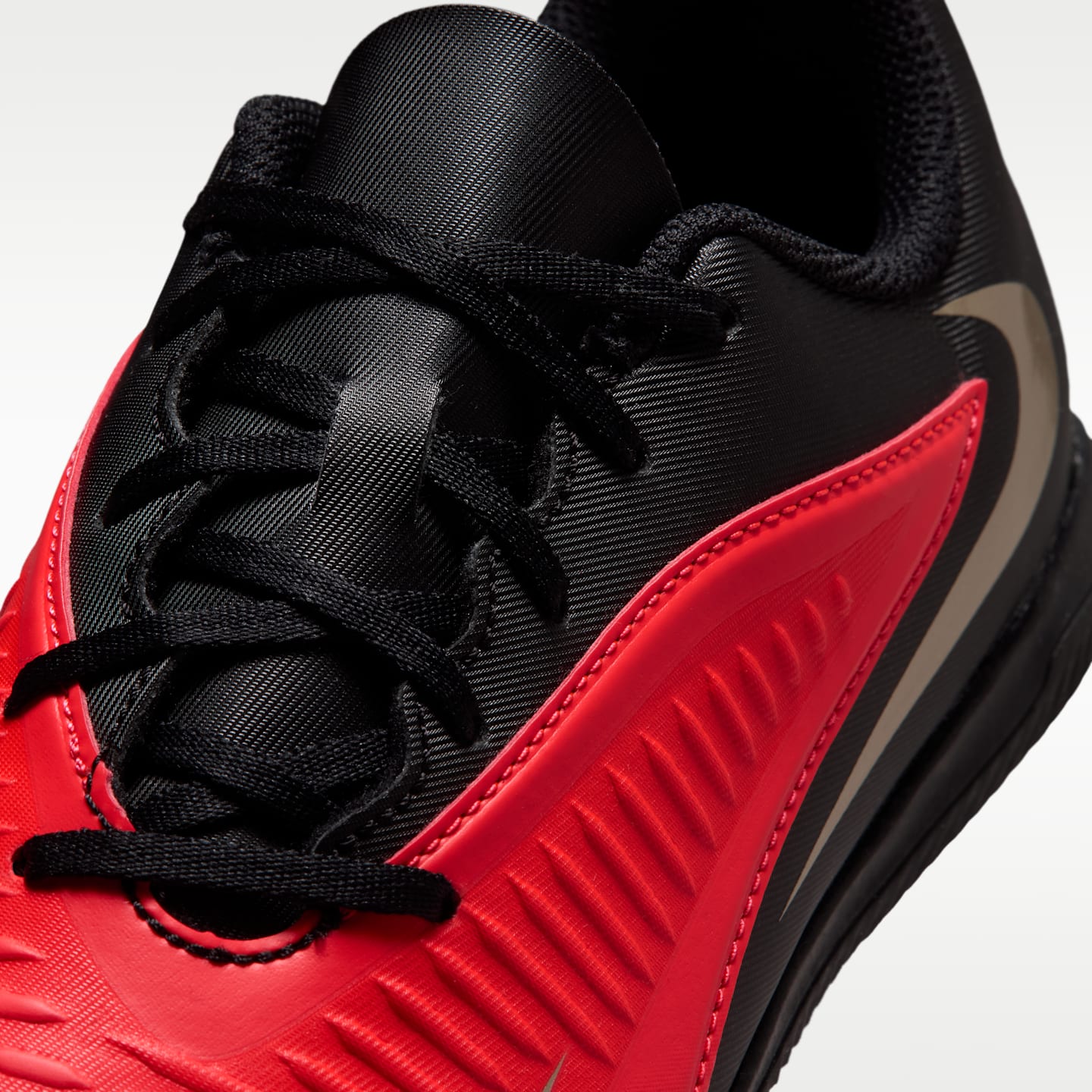 Детские кроссовки Nike Jr. Phantom 6 Low Club Indoor/Court Soccer, цвет: Яркий малиновый / Чёрный — фото 7