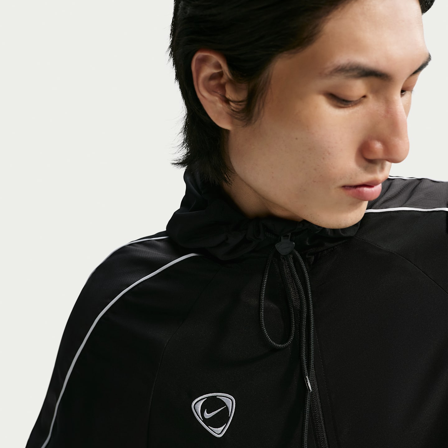 Мужская футбольная тканая куртка Nike Academy+ Repel, цвет: Чёрный / Антрацитовый — фото 3