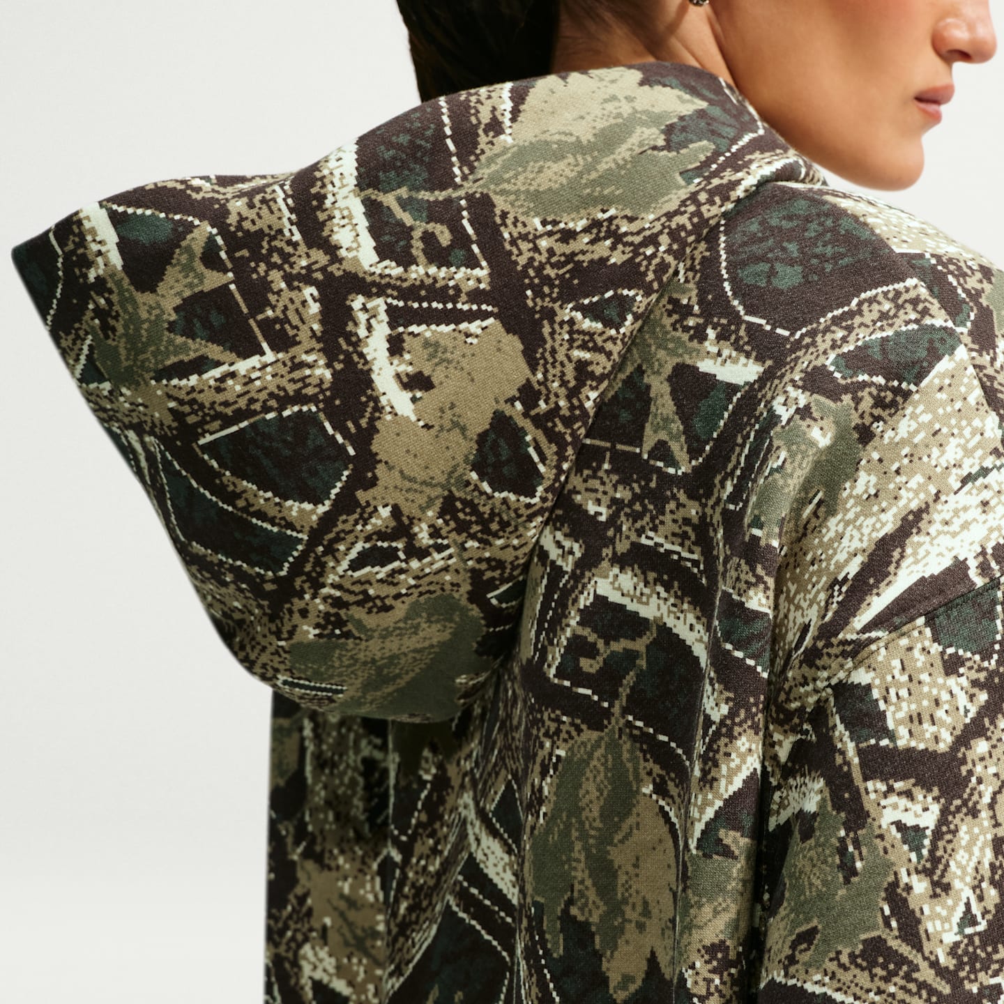 Женское худи Nike Studio Fleece Medium Weight Oversized Pullover, цвет: Камуфляжный зелёный / Розовый — фото 2