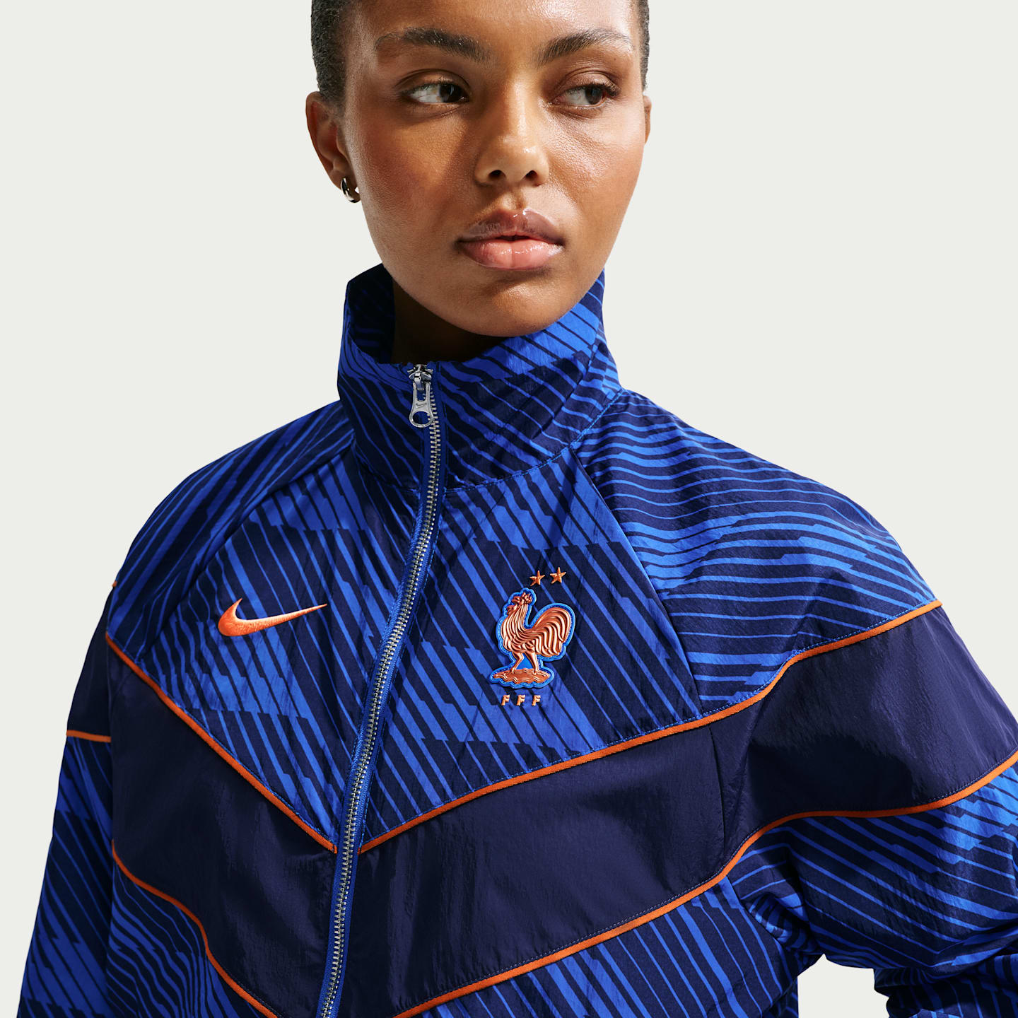 Женская футбольная ветровка Nike FFF Windrunner UV, цвет: Королевский синий / Синий — фото 3