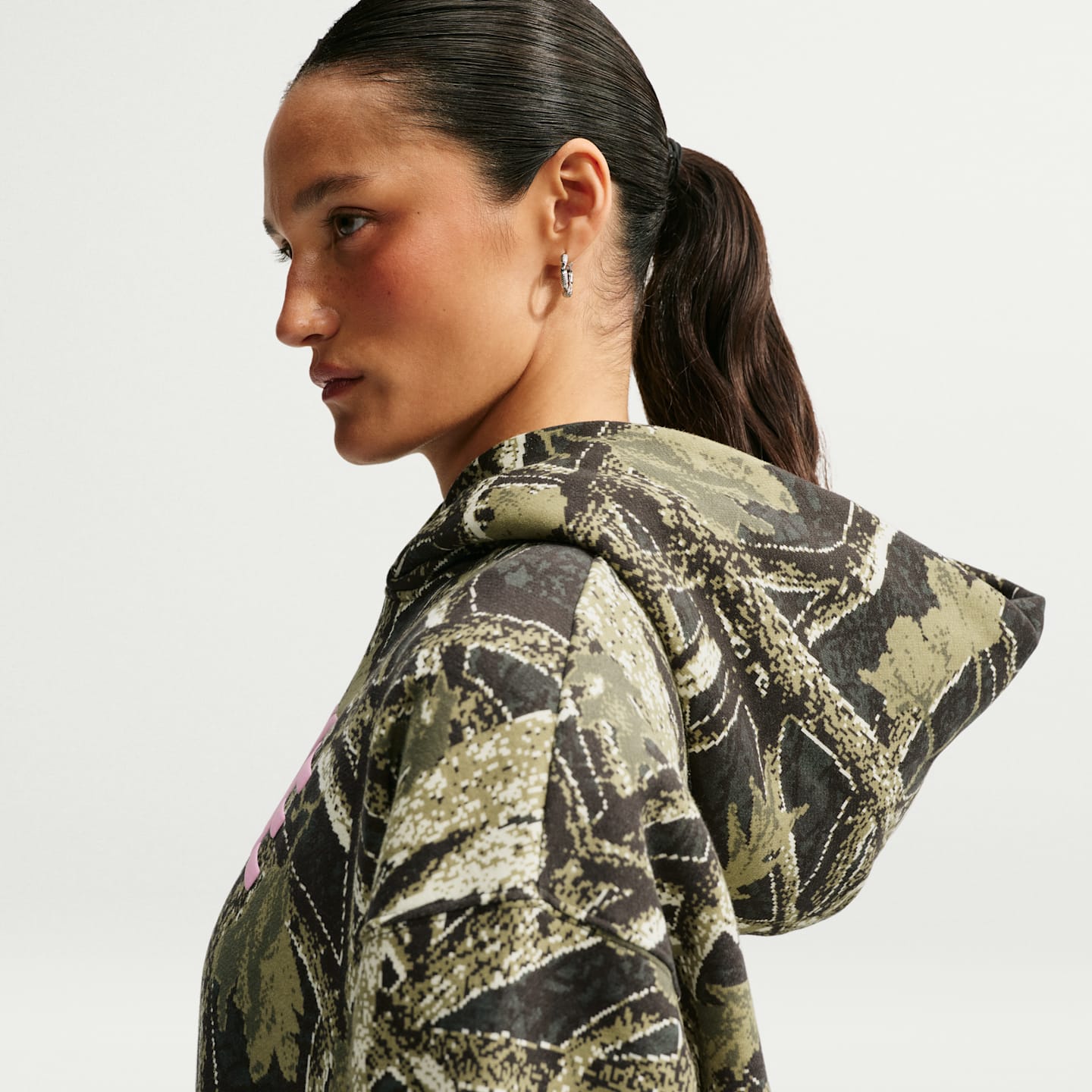 Женское худи Nike Studio Fleece Medium Weight Oversized Pullover, цвет: Камуфляжный зелёный / Розовый — фото 6