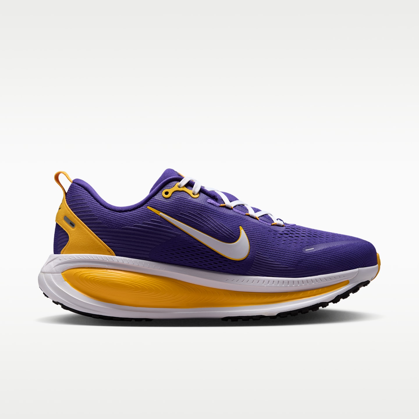 Мужские кроссовки Nike College Vomero 18 (LSU) Road Running, цвет: Фиолетовый / Золотой — фото 3