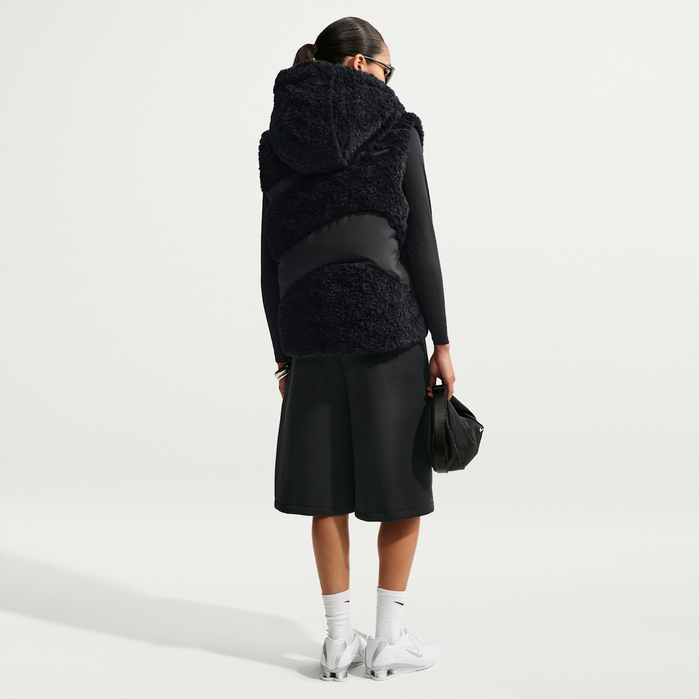 Женский свободный пуховый жилет Nike Sportswear Swoosh Series Therma-FIT с капюшоном, цвет: Чёрный — фото 5