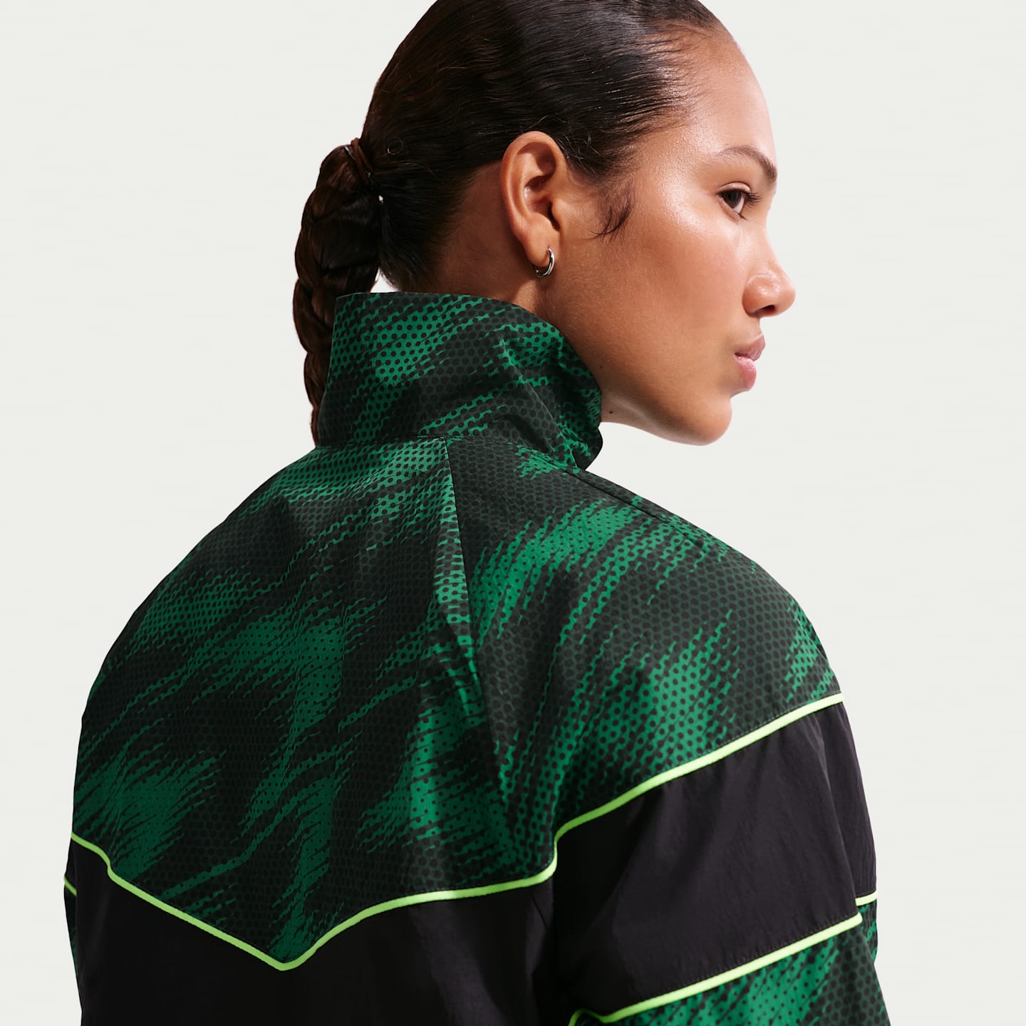 Женская футбольная куртка Nike Nigeria Windrunner UV, цвет: Зелёный / Чёрный — фото 2