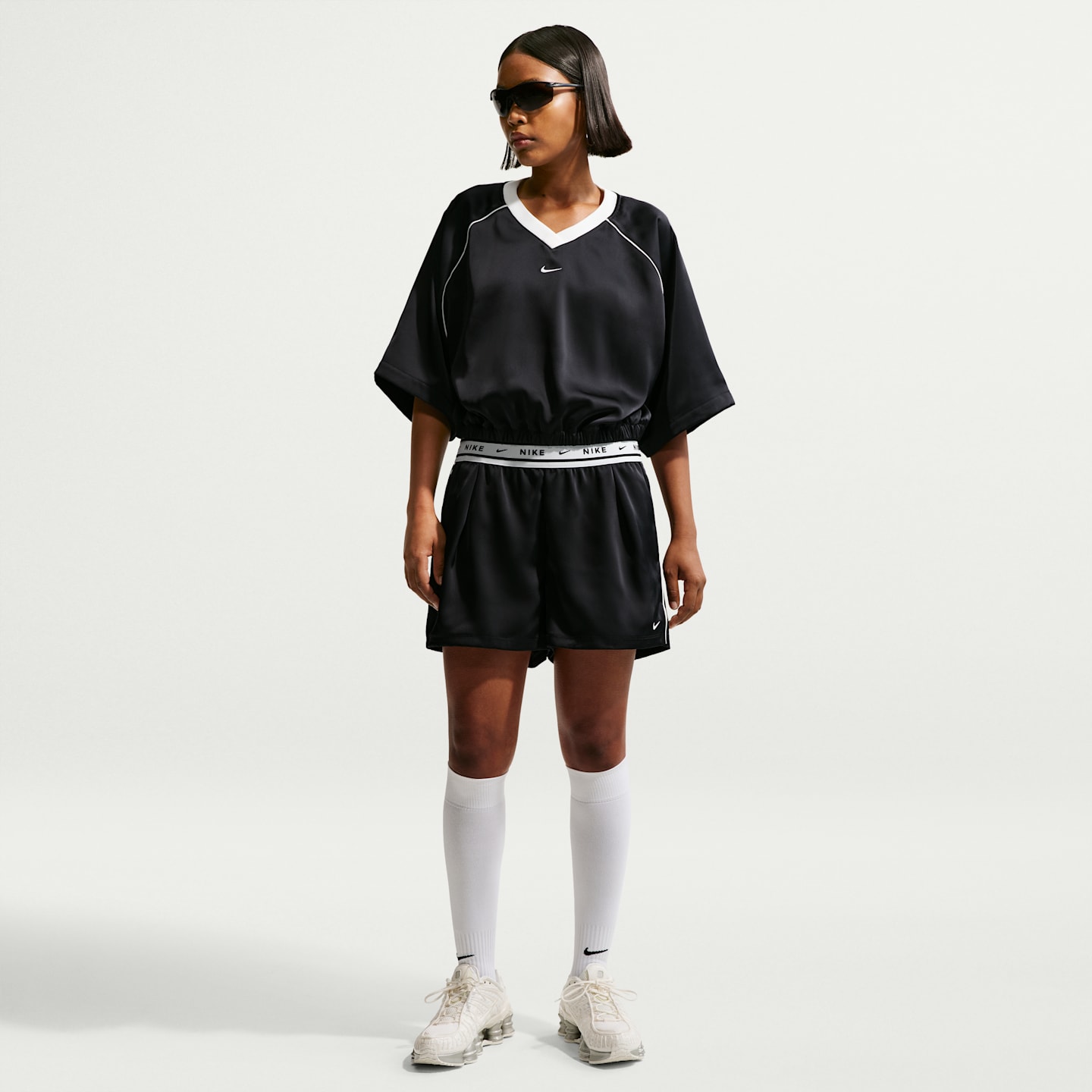 Женские атласные шорты Nike Sportswear свободного кроя со средней посадкой, цвет: Чёрный / Молочный — фото 1