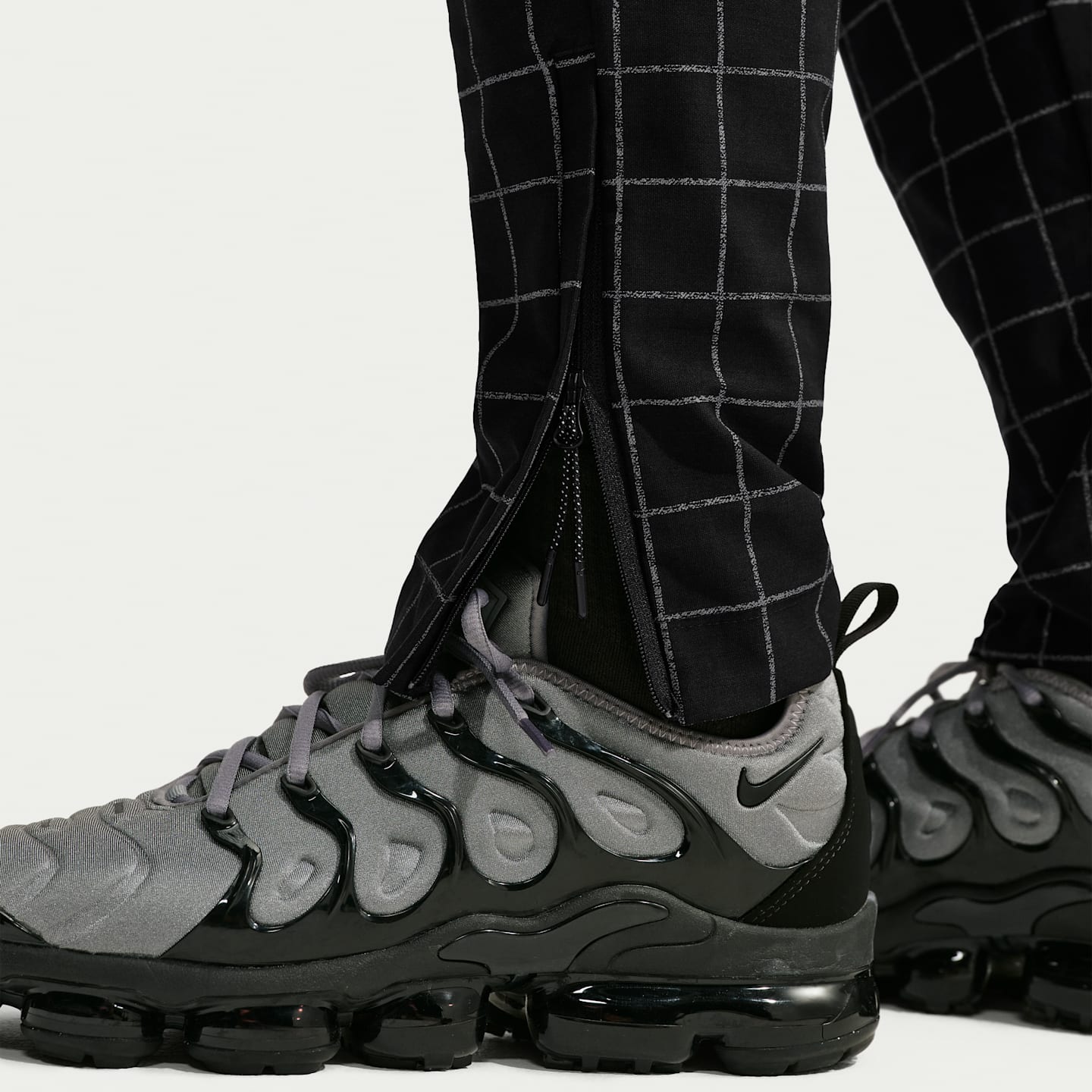 Мужские трикотажные брюки Nike Tech Dri-FIT Shori с принтом по всей поверхности, цвет: Чёрный / Железный серый — фото 6
