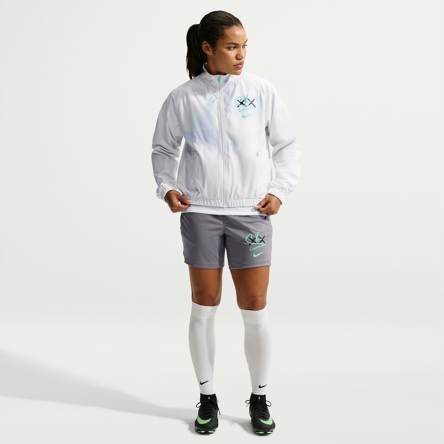 Женские куртки Sam Kerr Nike Soccer Anthem, цвет: Снежный белый / Серый — фото 4