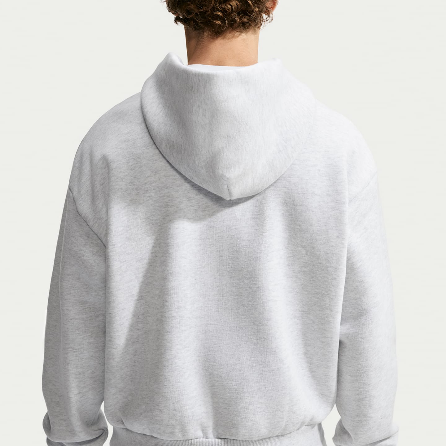 Мужское флисовое худи на молнии Nike Solo, цвет: Берёзовый меланжевый / Чёрный — фото 2