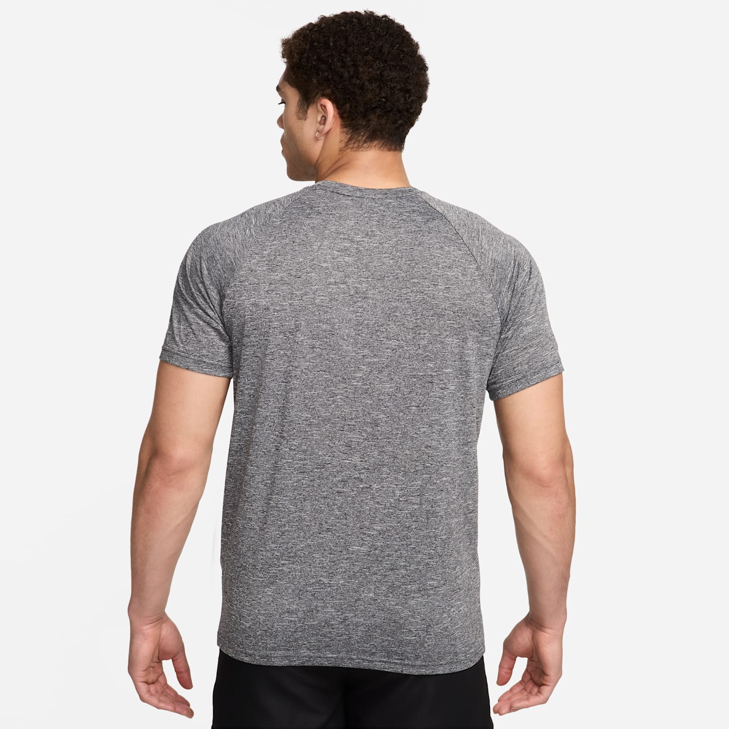 Мужская плавательная футболка Nike Swim Hydroguard Essential Dri-FIT UV с коротким рукавом, цвет: Чёрный — фото 2