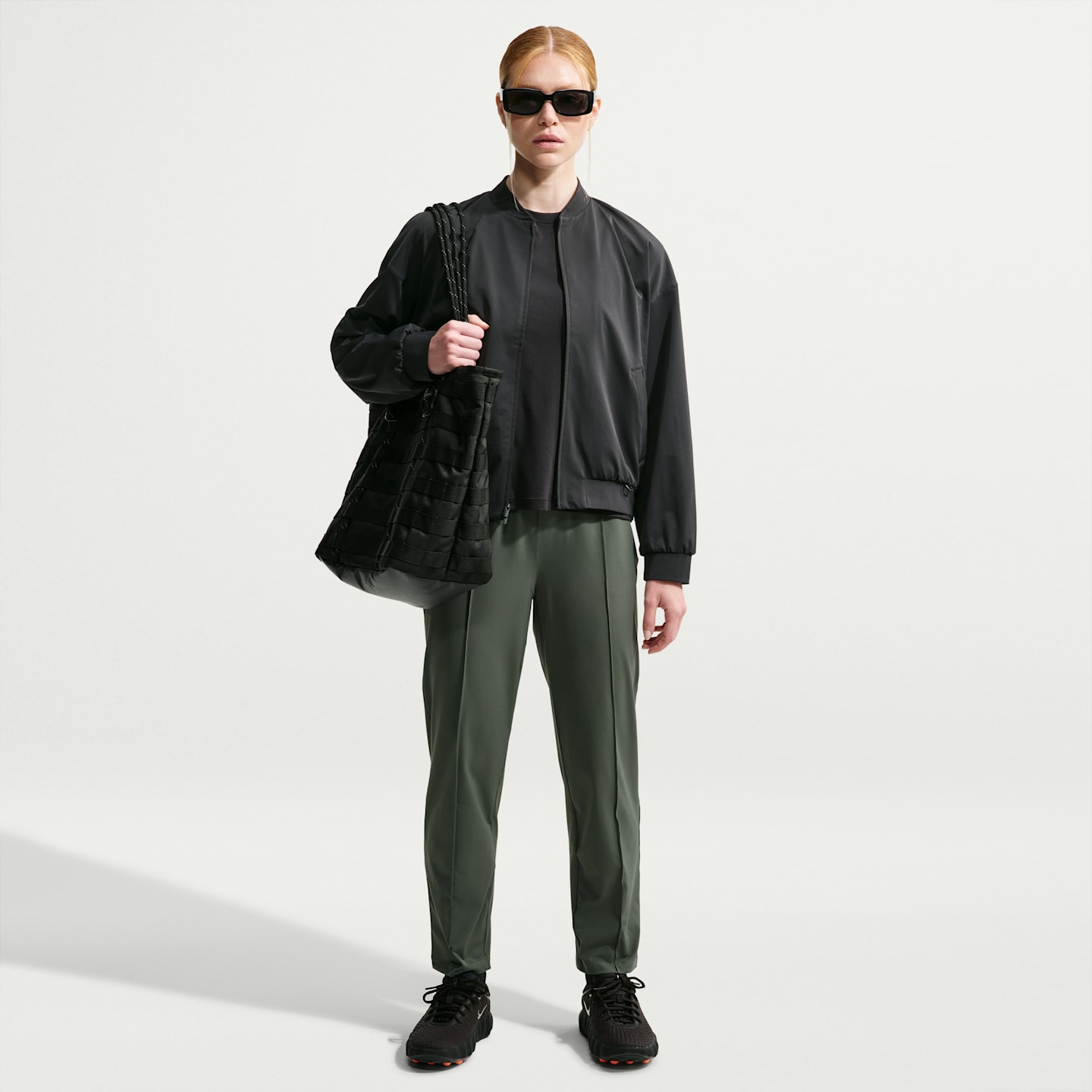 Женский бомбер оверсайз Nike 24.7 PerfectStretch Dri-FIT UV, цвет: Чёрный / Серый — фото 4